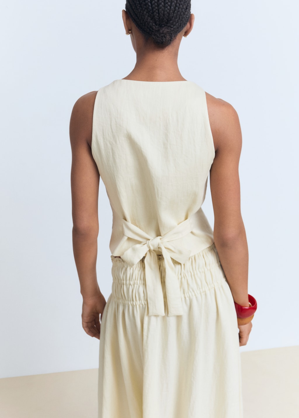 Vest with bow on the back