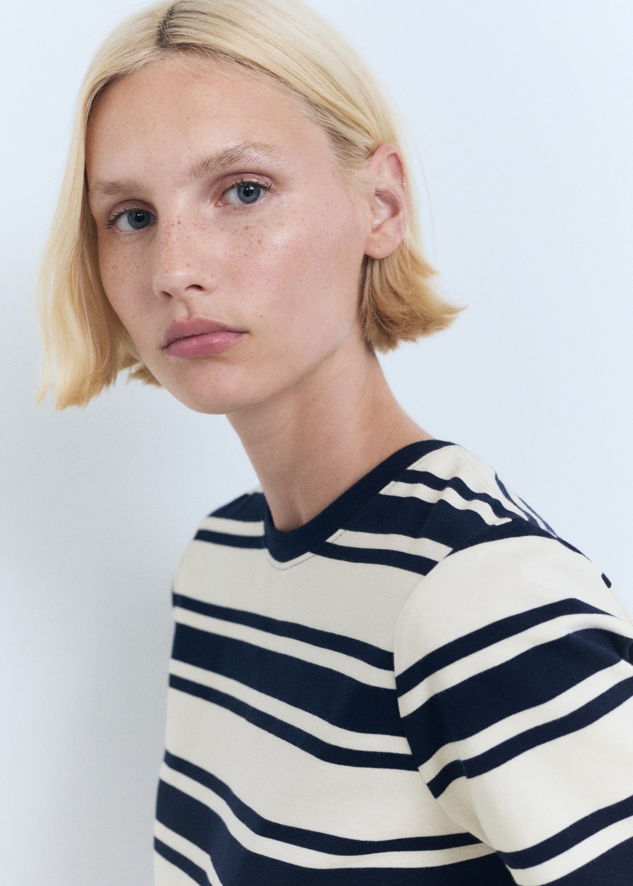Contrasting collar cotton t-shirt - Details of the article 1