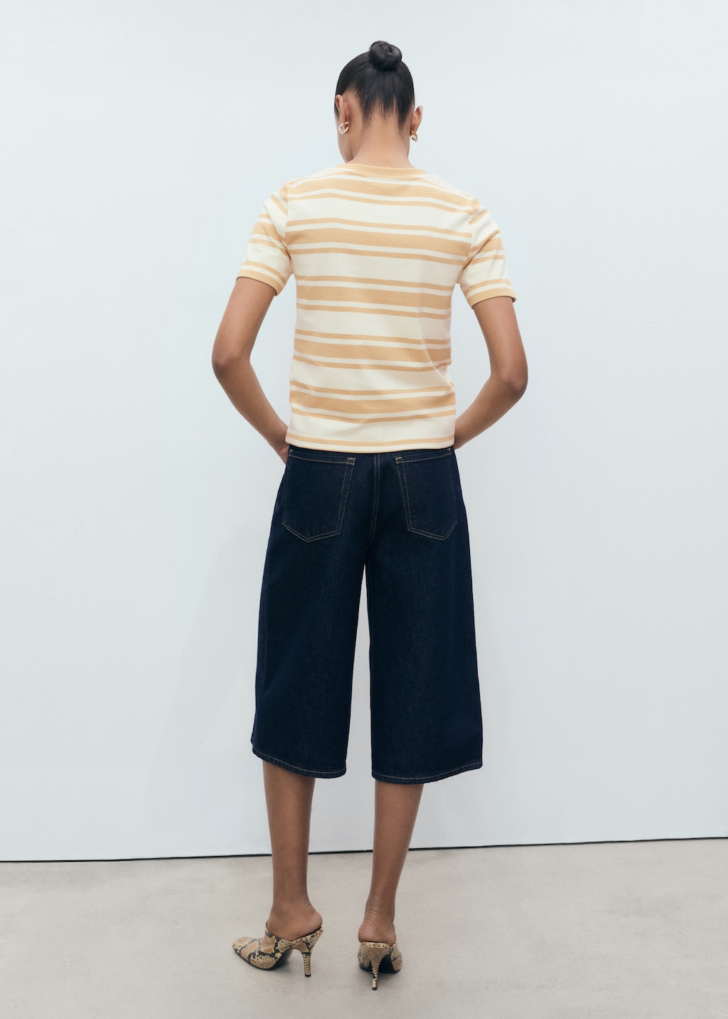 Contrasting collar cotton t-shirt