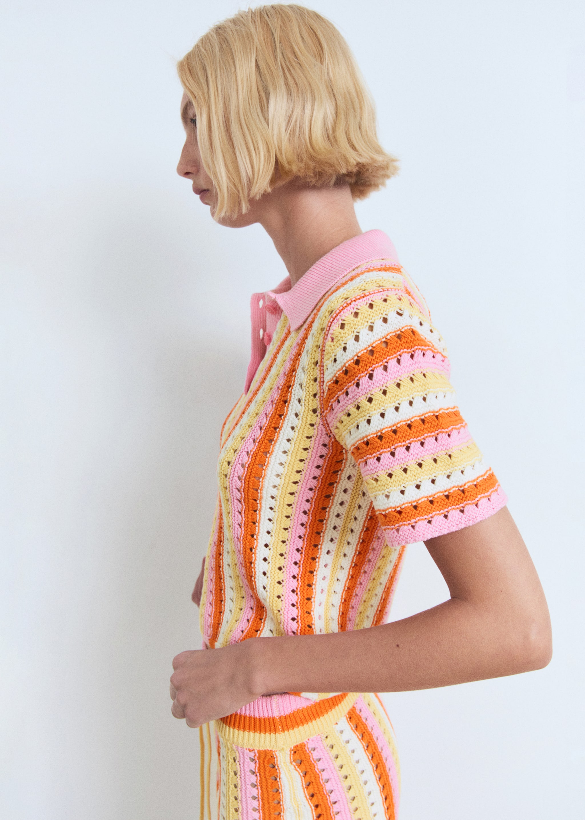 Camisola de croché com riscas bicolores - Plano médio