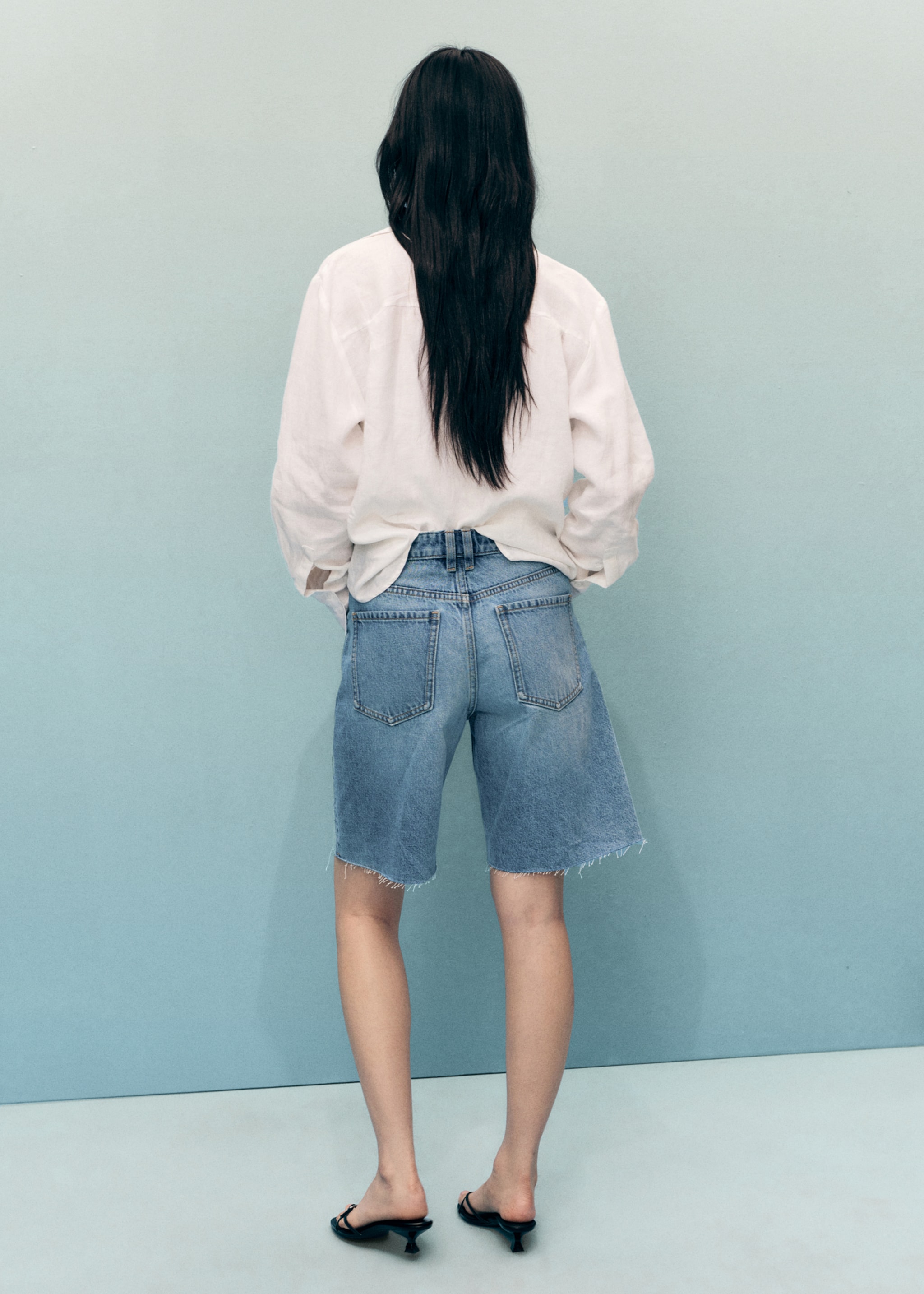 Frayed hem denim shorts - Reverse of the article