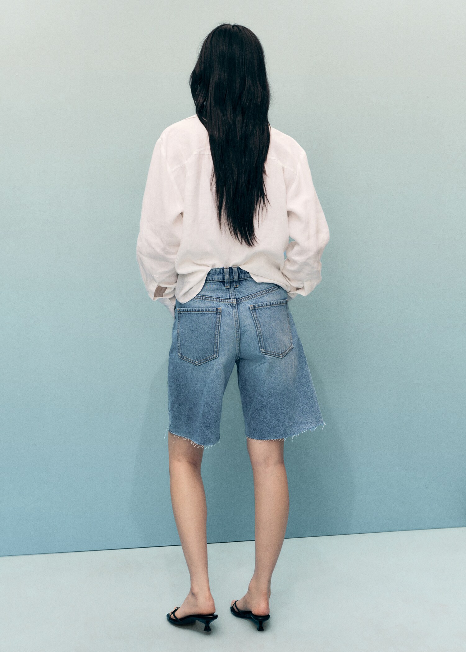 Frayed hem denim shorts - Reverse of the article
