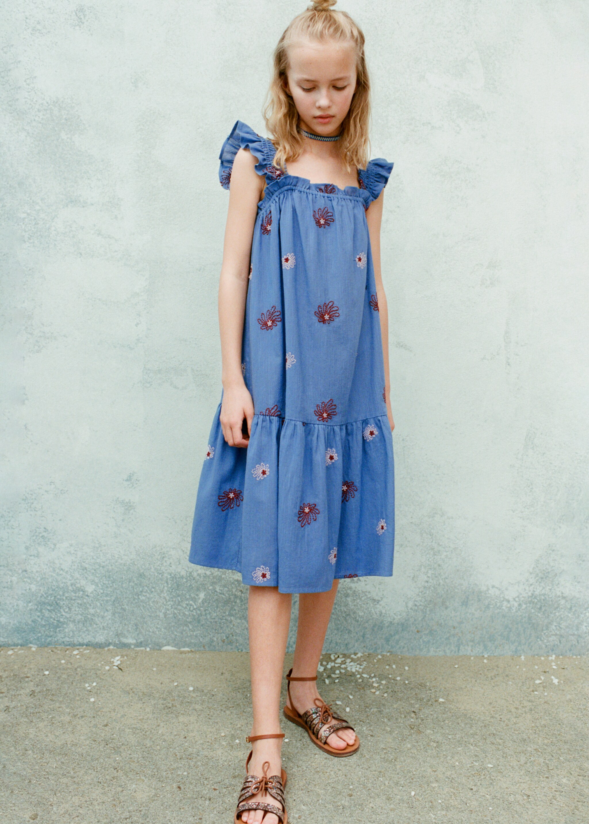Kleid mit Blumenstickerei - Detail des Artikels 5