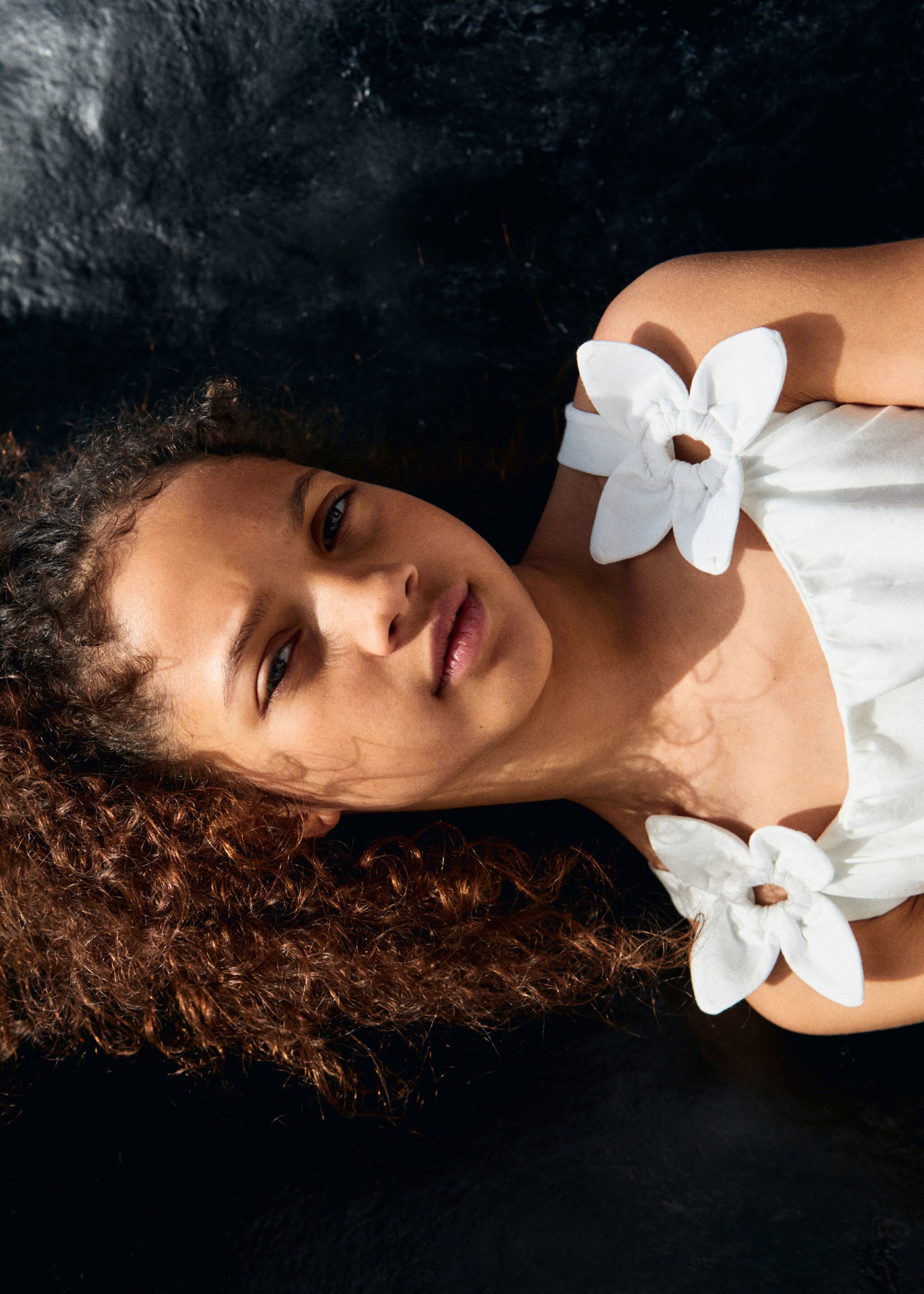 Baumwoll-T-Shirt mit Blumendetail - Detail des Artikels 6