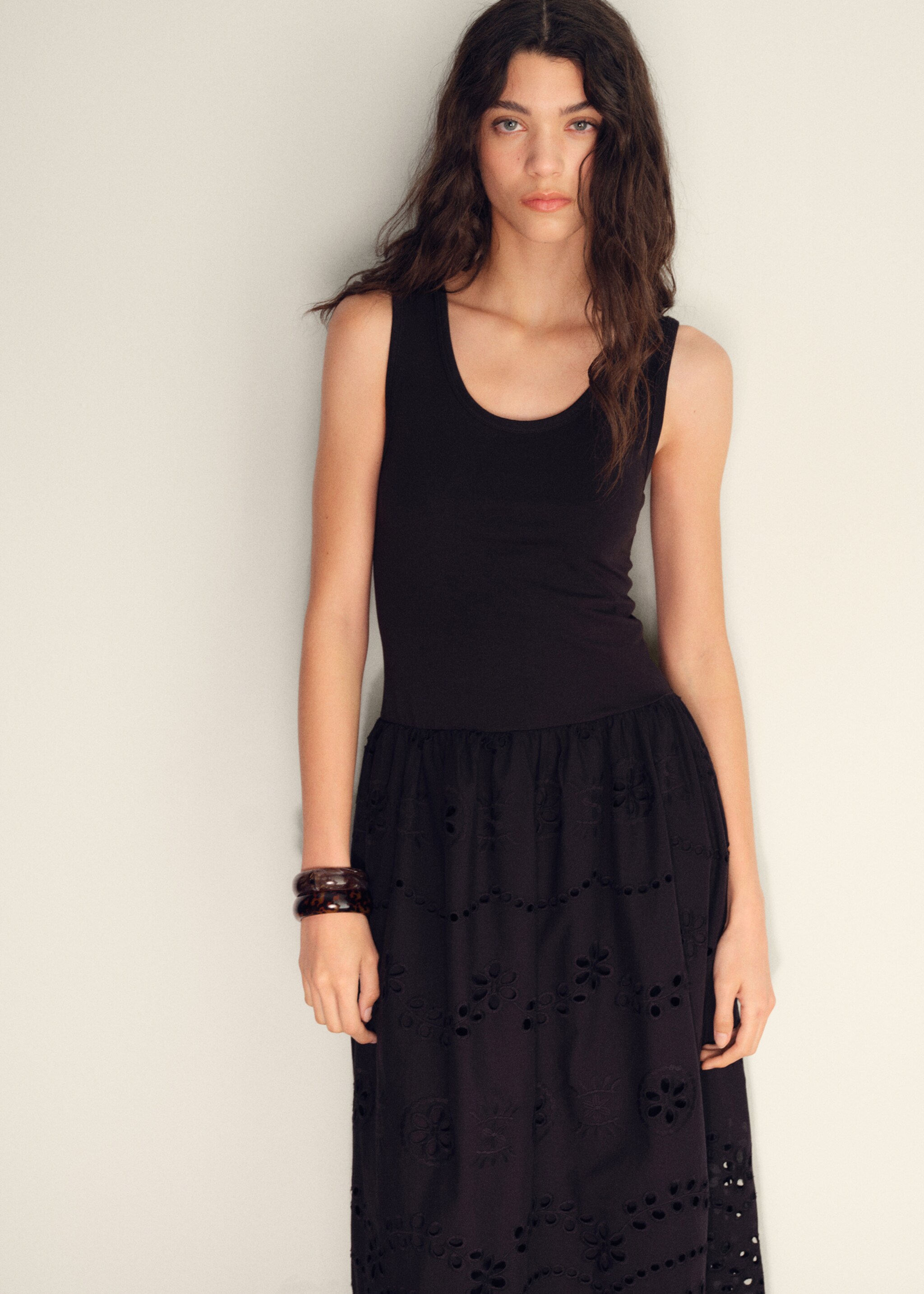 Vestido de algodão com bordados rendados - Plano médio