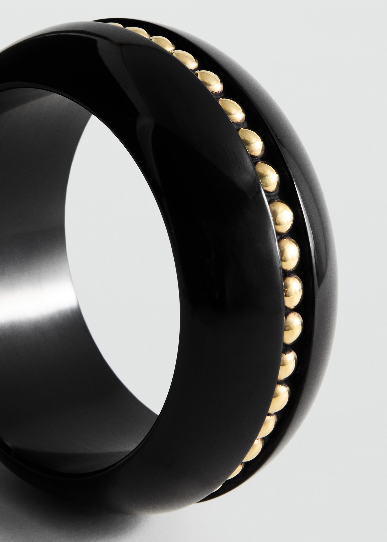 Maxi bracelet résine clouté - Plan moyen