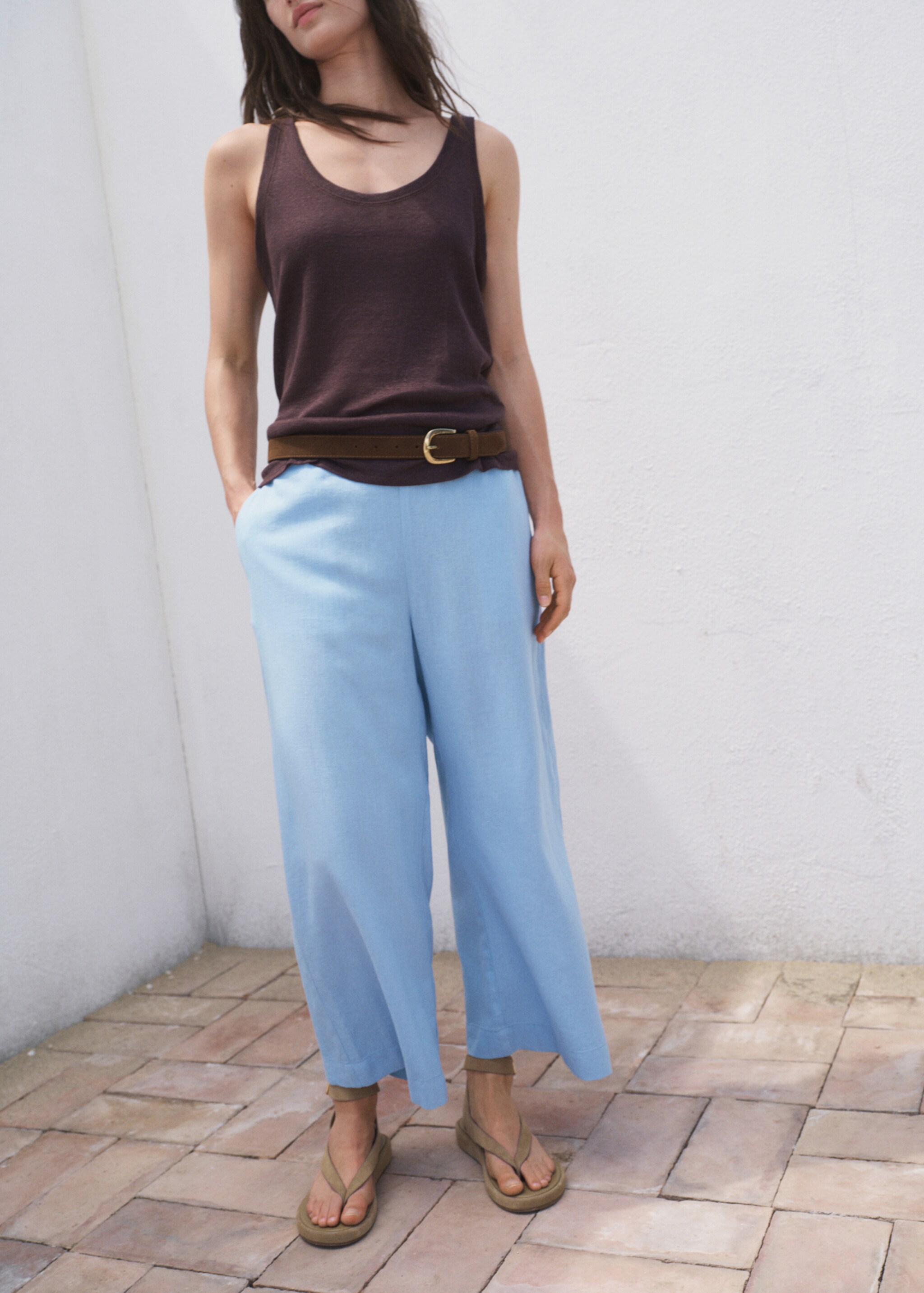 Pantalón crop lino - Plano medio