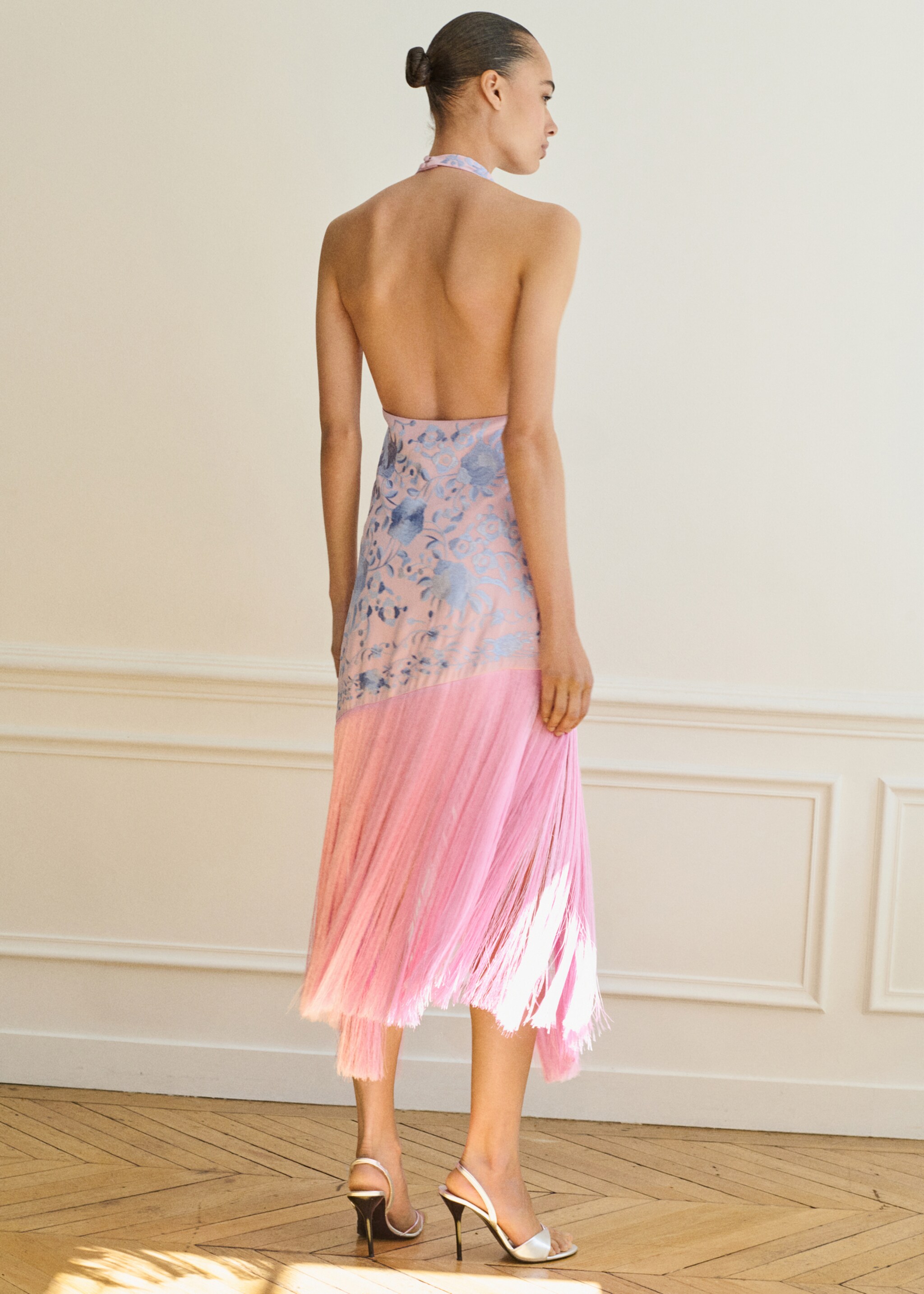 Vestido assimétrico com bordados e franjas - Verso do artigo