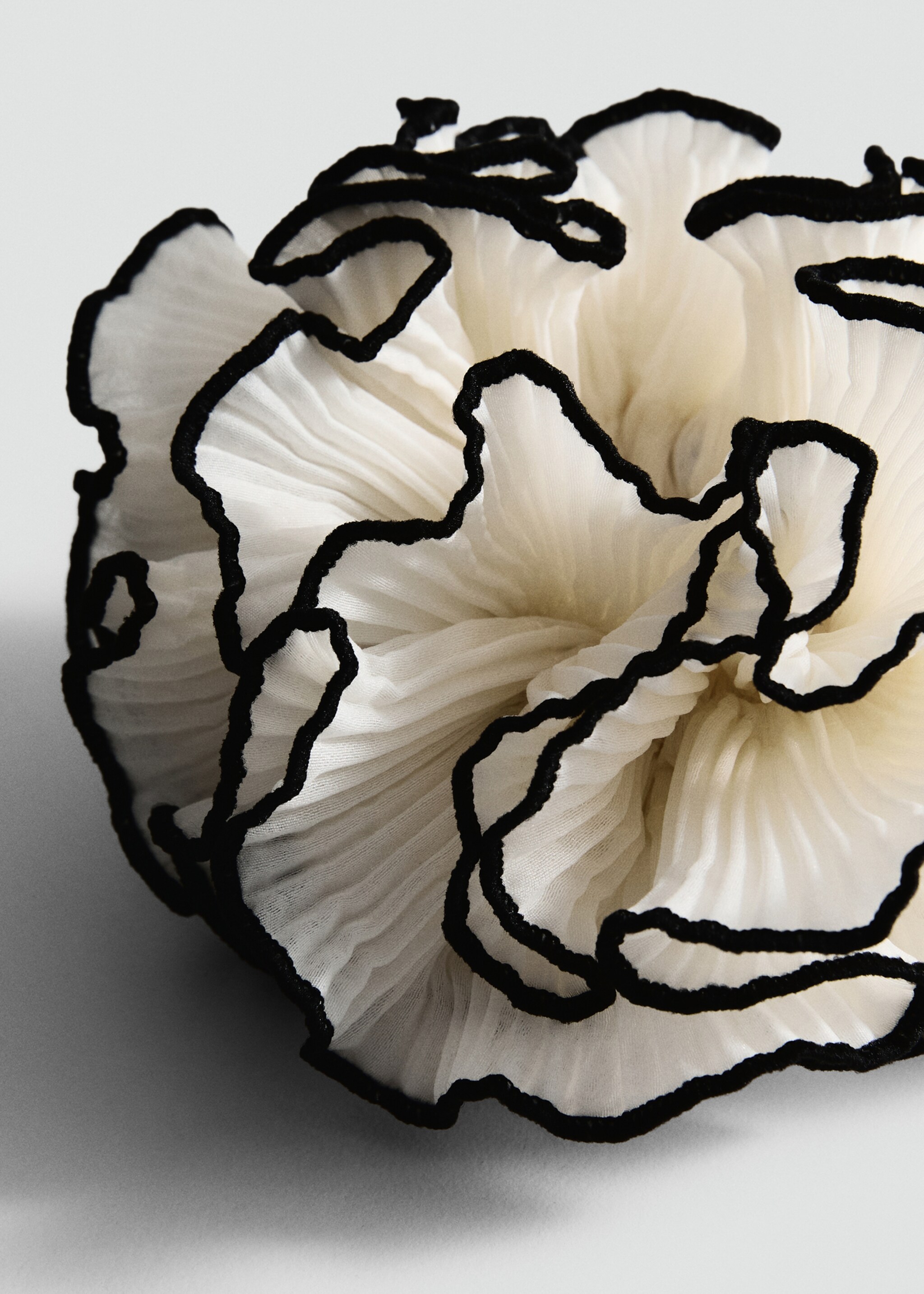 Scrunchie met bloem en contrasterend biesje - Middenvlak