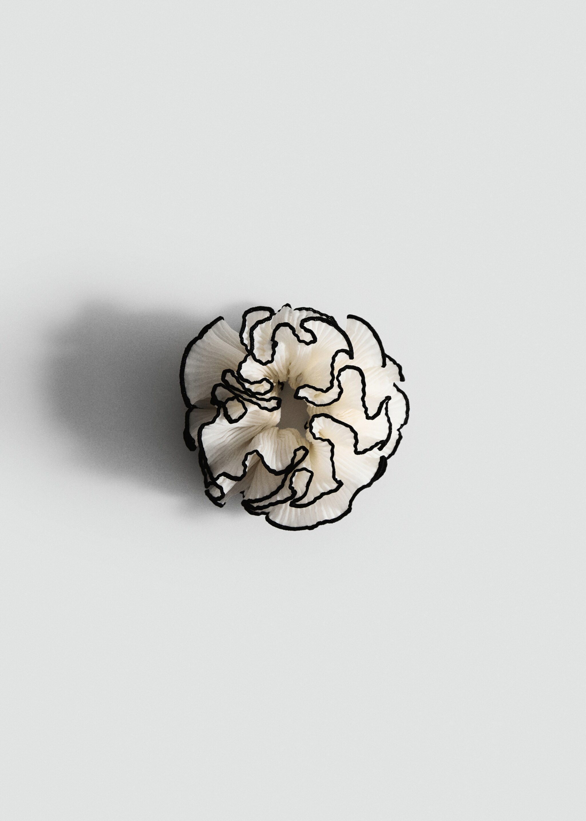 Scrunchie met bloem en contrasterend biesje - Artikel zonder model