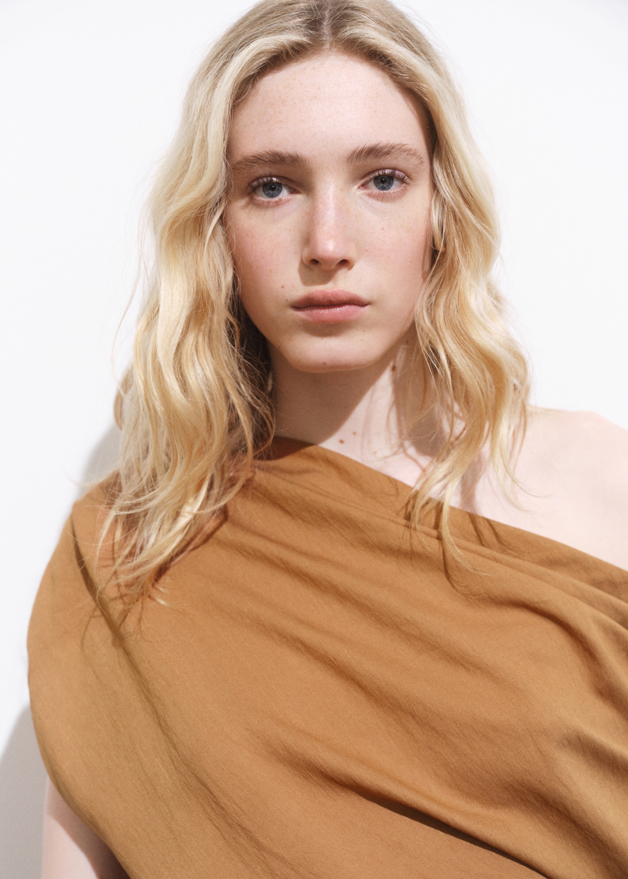Asymmetric draped gown - Details of the article 1