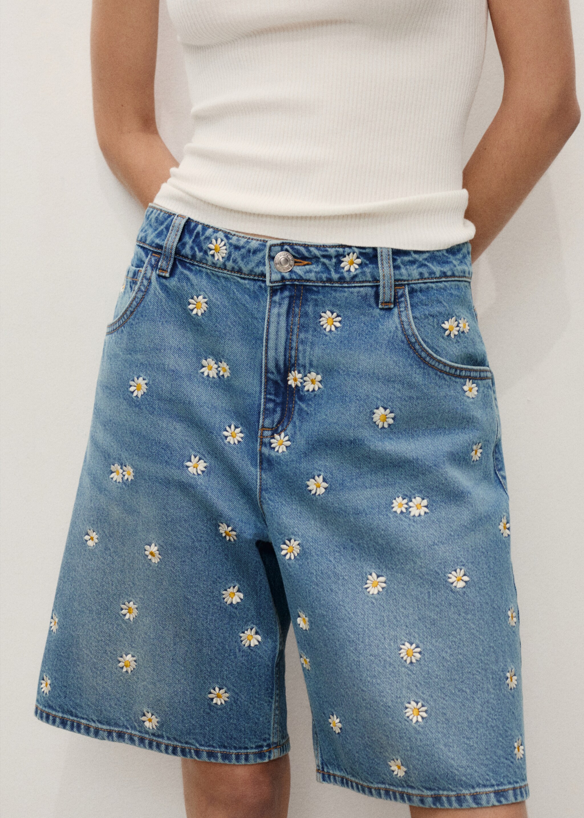 Denim bermuda shorts with floral embroidery - Details of the article 6