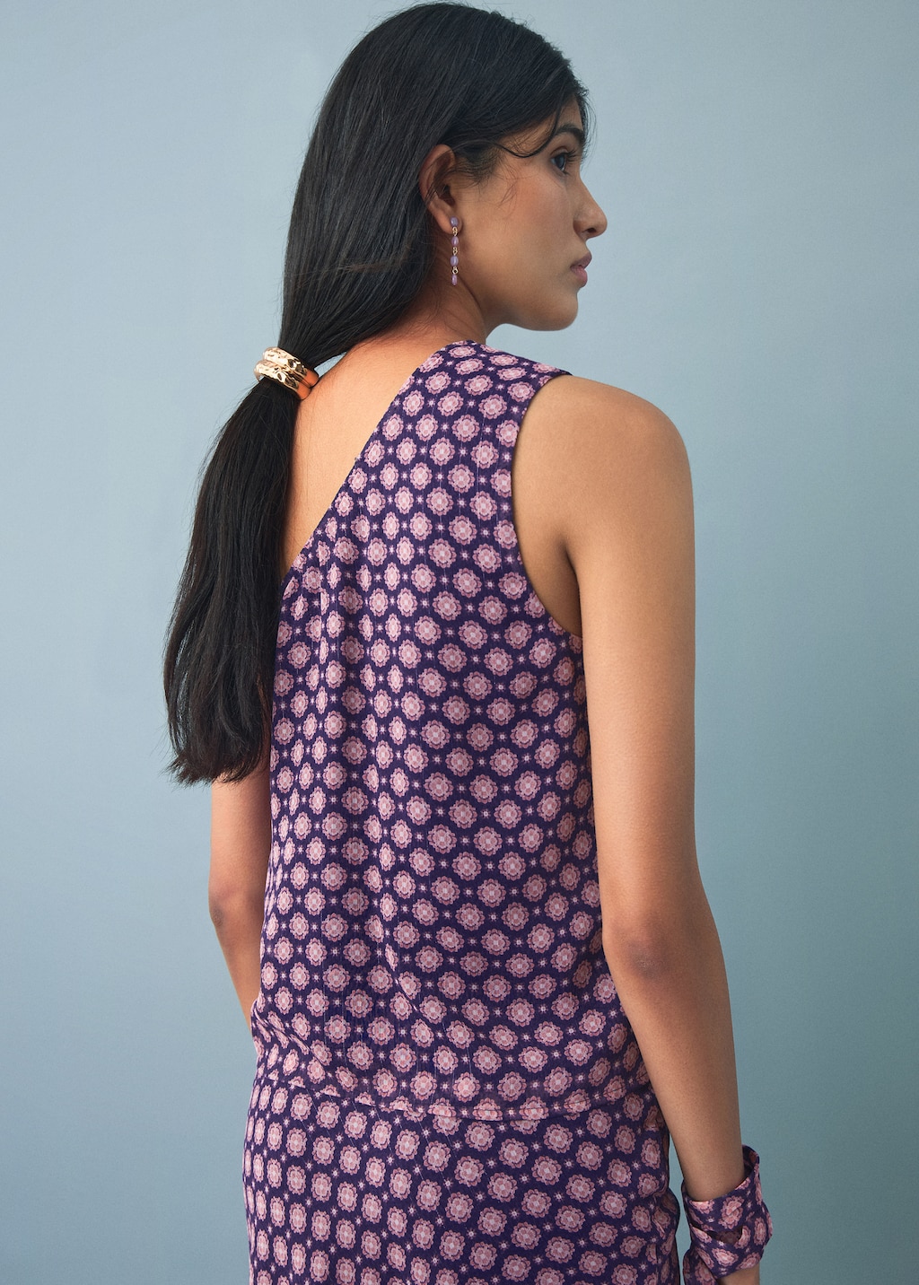 Asymmetrical blouse with bow at the neck