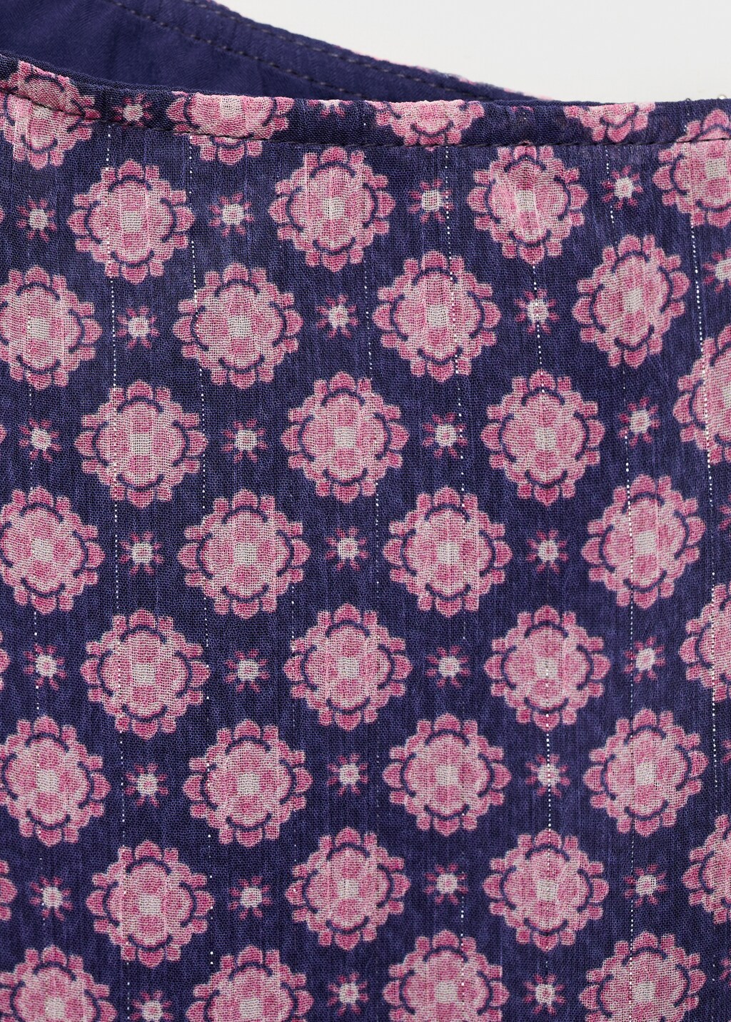 Asymmetrical blouse with bow at the neck