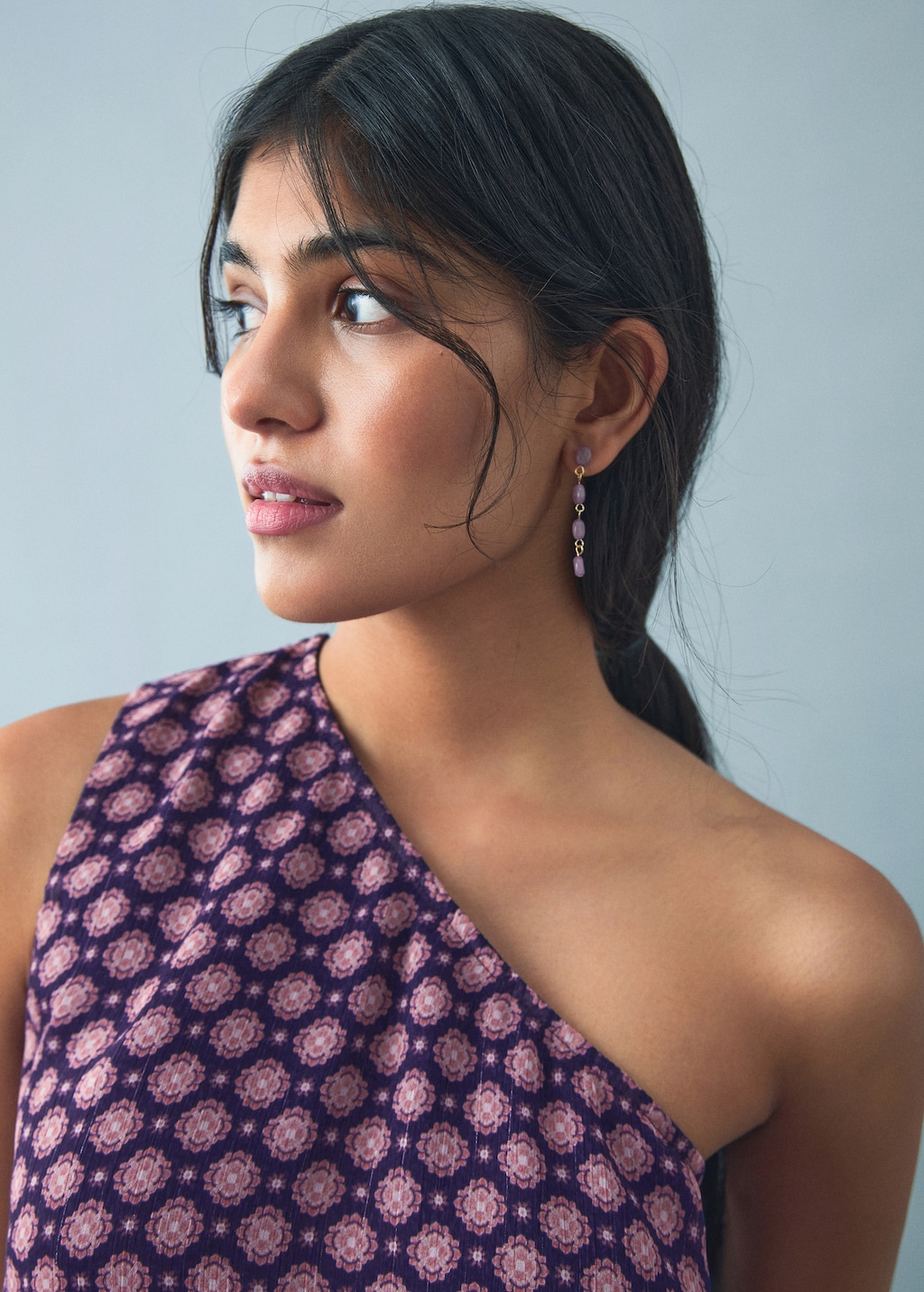 Asymmetrical blouse with bow at the neck