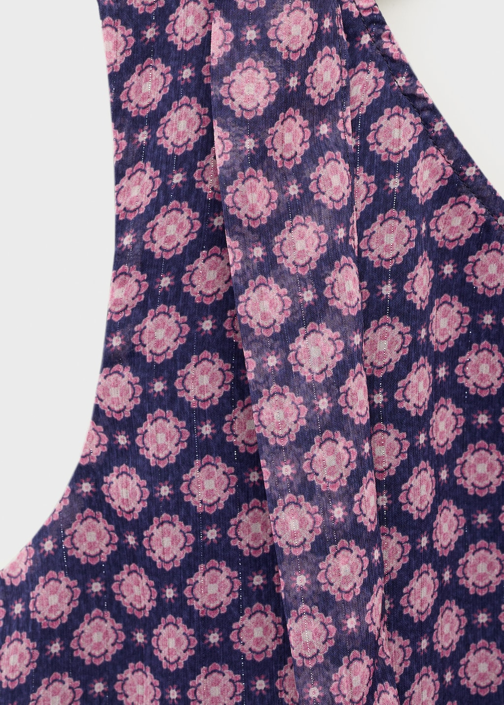 Asymmetrical blouse with bow at the neck