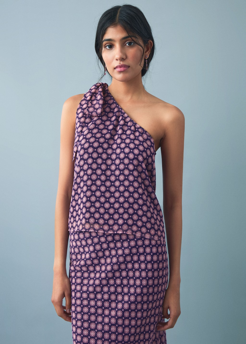 Asymmetrical blouse with bow at the neck