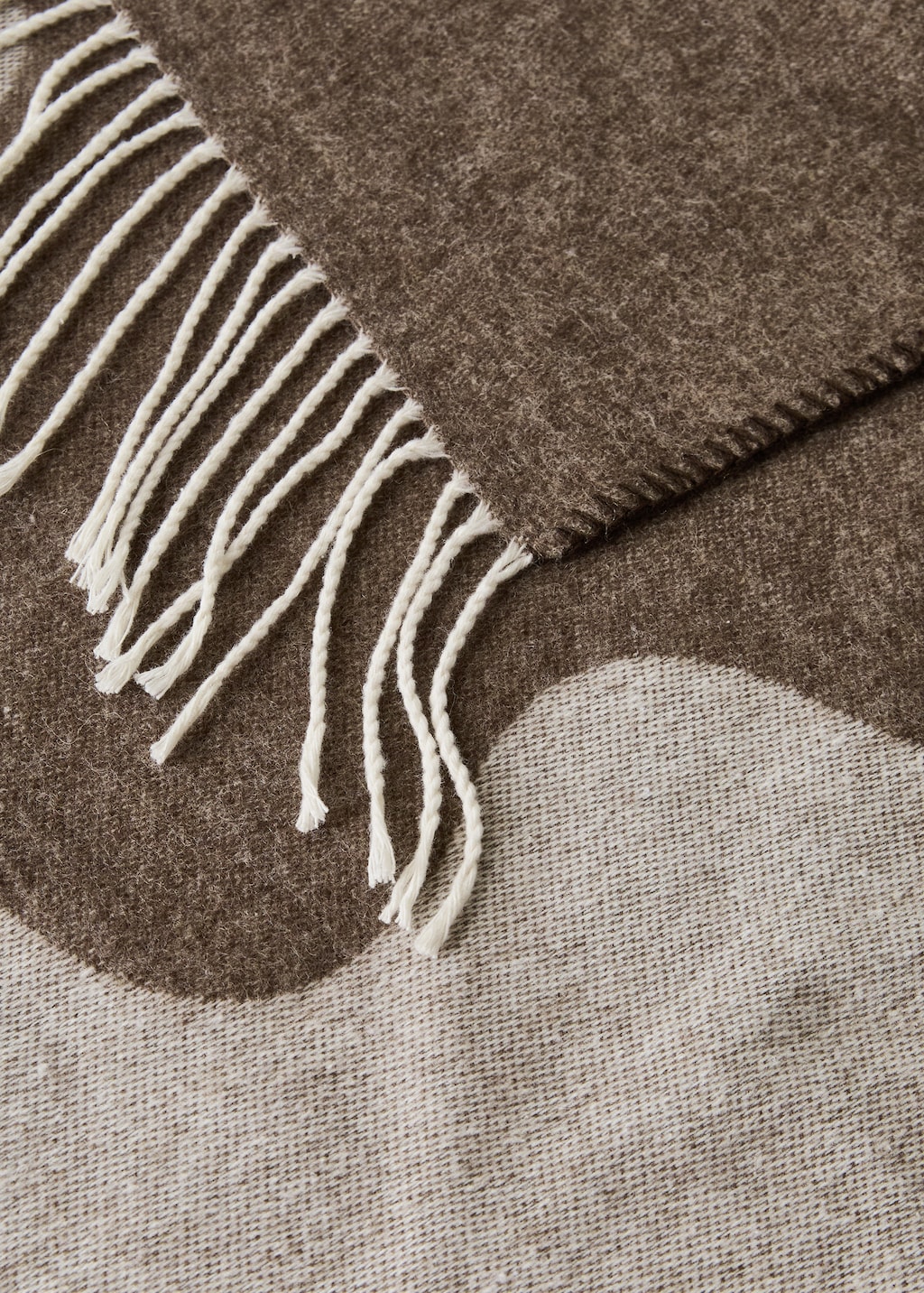 Two-tone patterned blanket