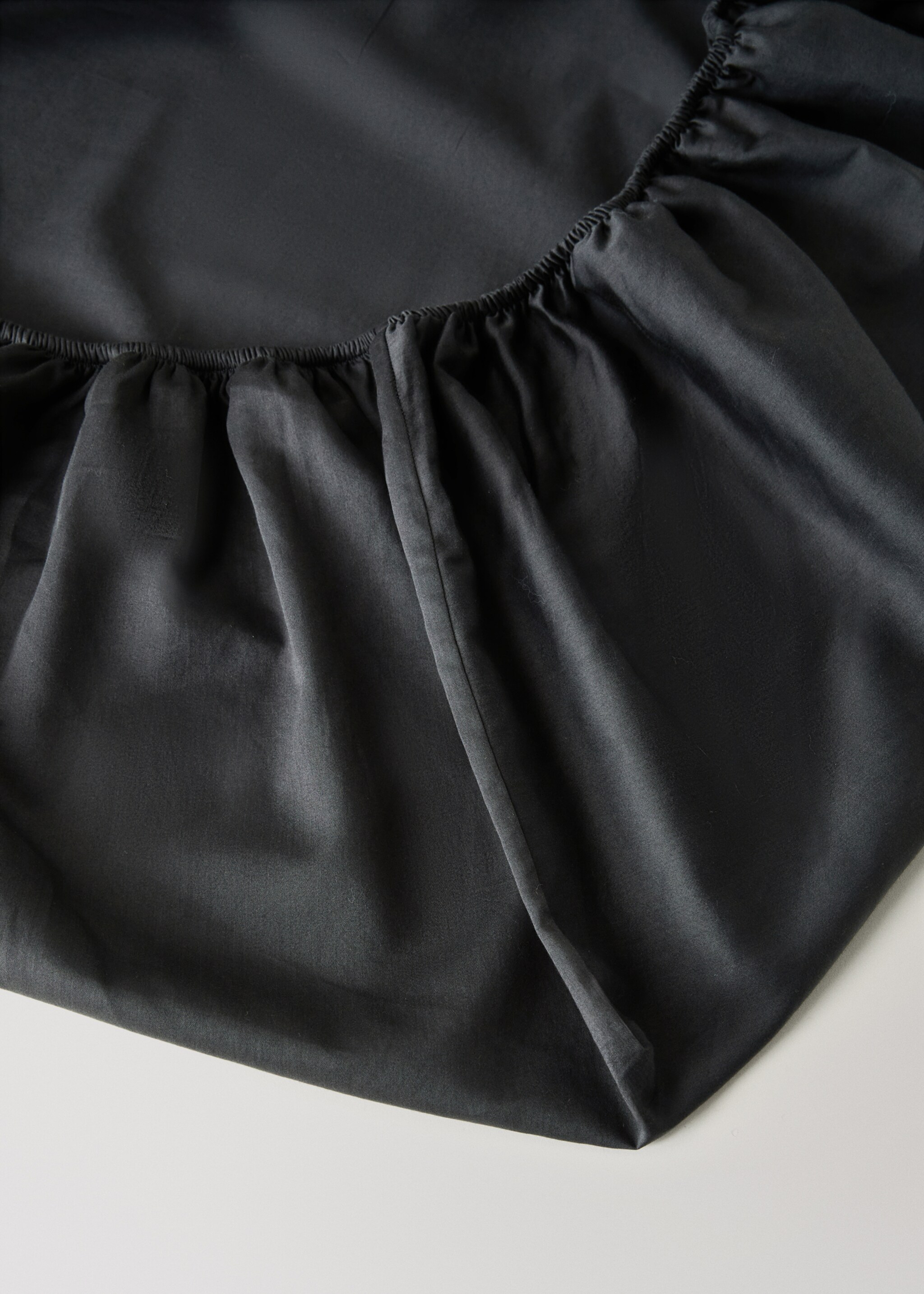 Washed cotton satin fitted sheet King bed - Details of the article 1, Charcoal. Ref: 17081531-00.