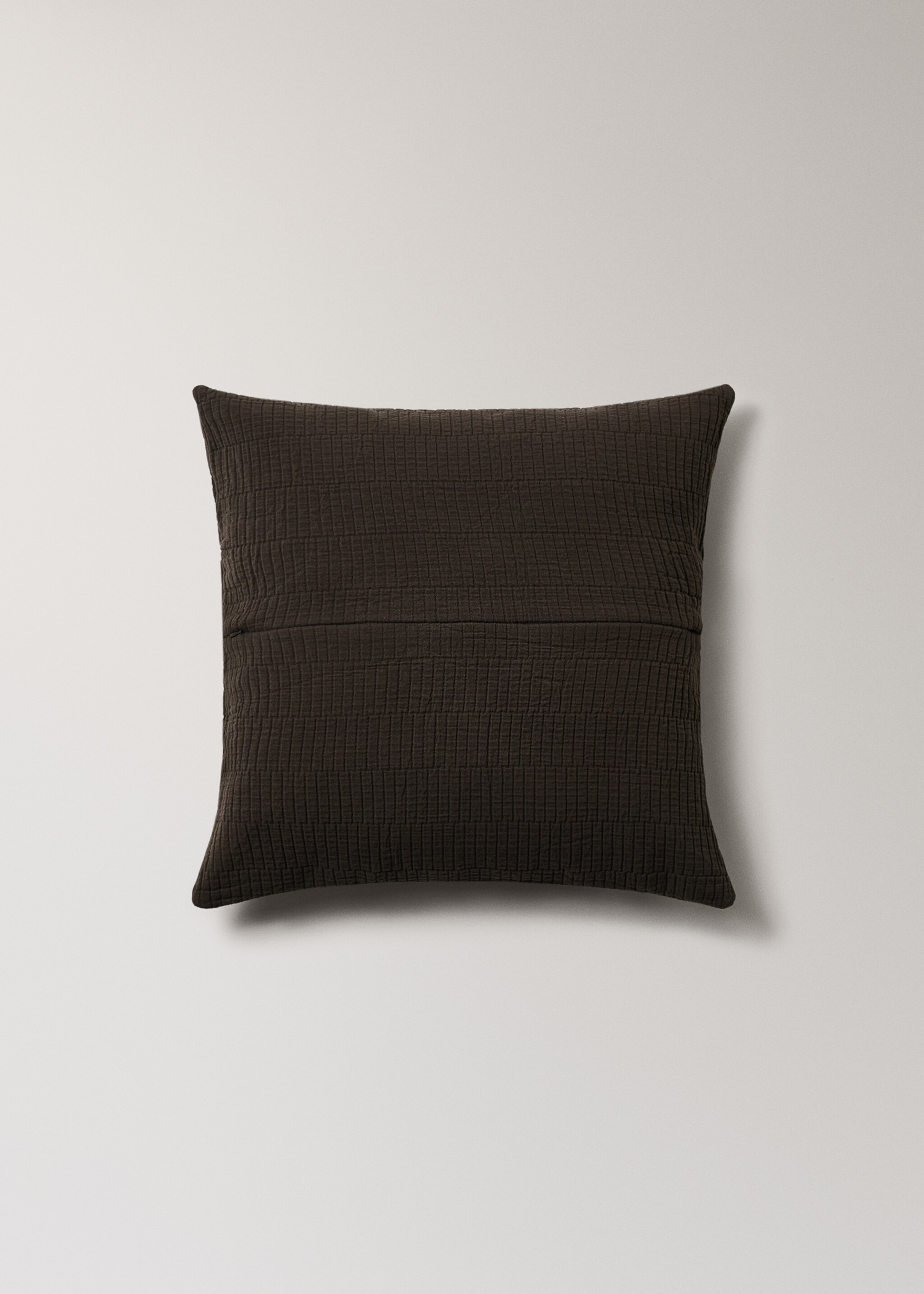 Garment-dyed cushion cover with hem 50x50 cm - Details of the article 1, Brown. Ref: 17081533-00.