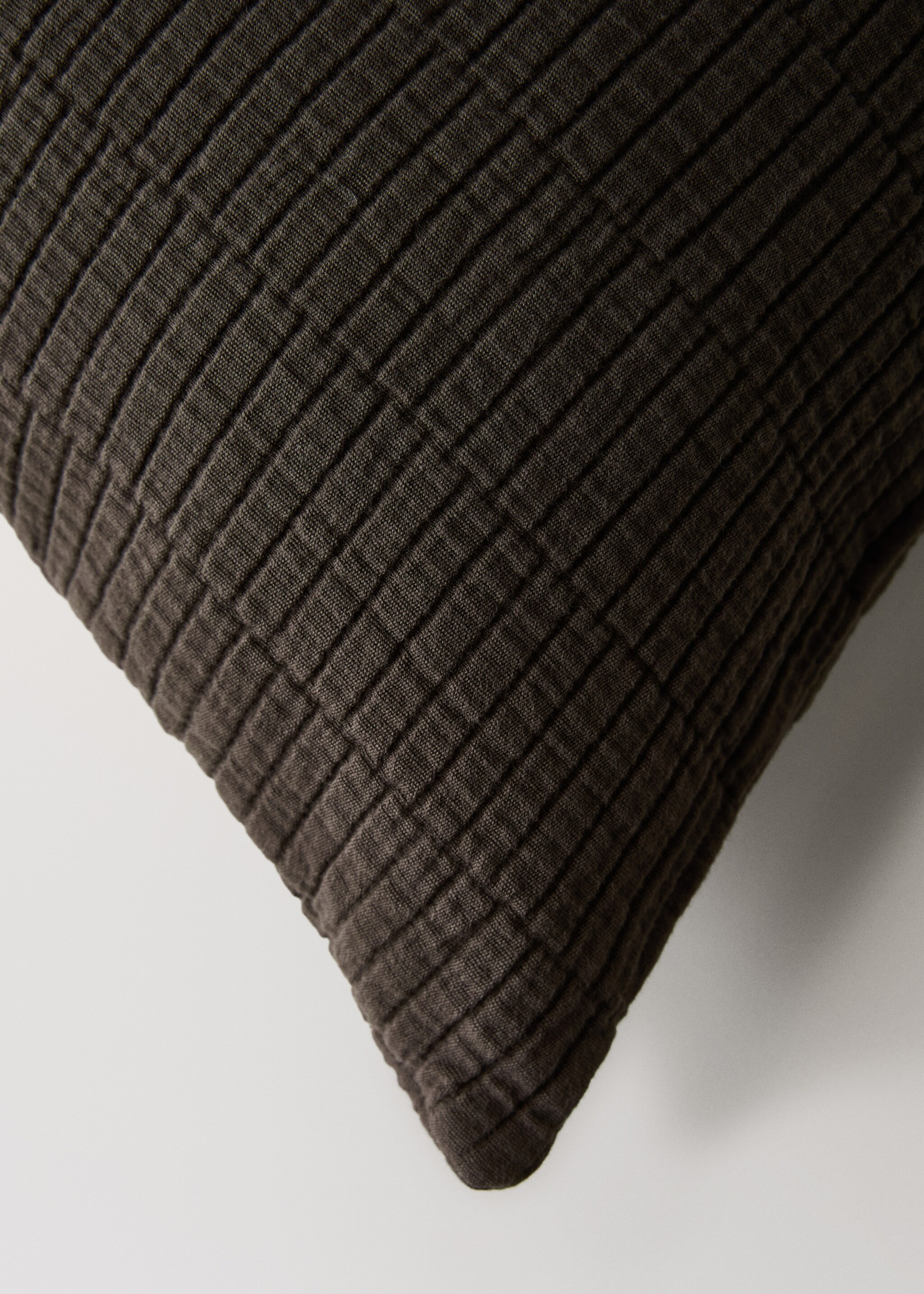 Garment-dyed cushion cover with hem 50x50 cm - Details of the article 2, Brown. Ref: 17081533-00.