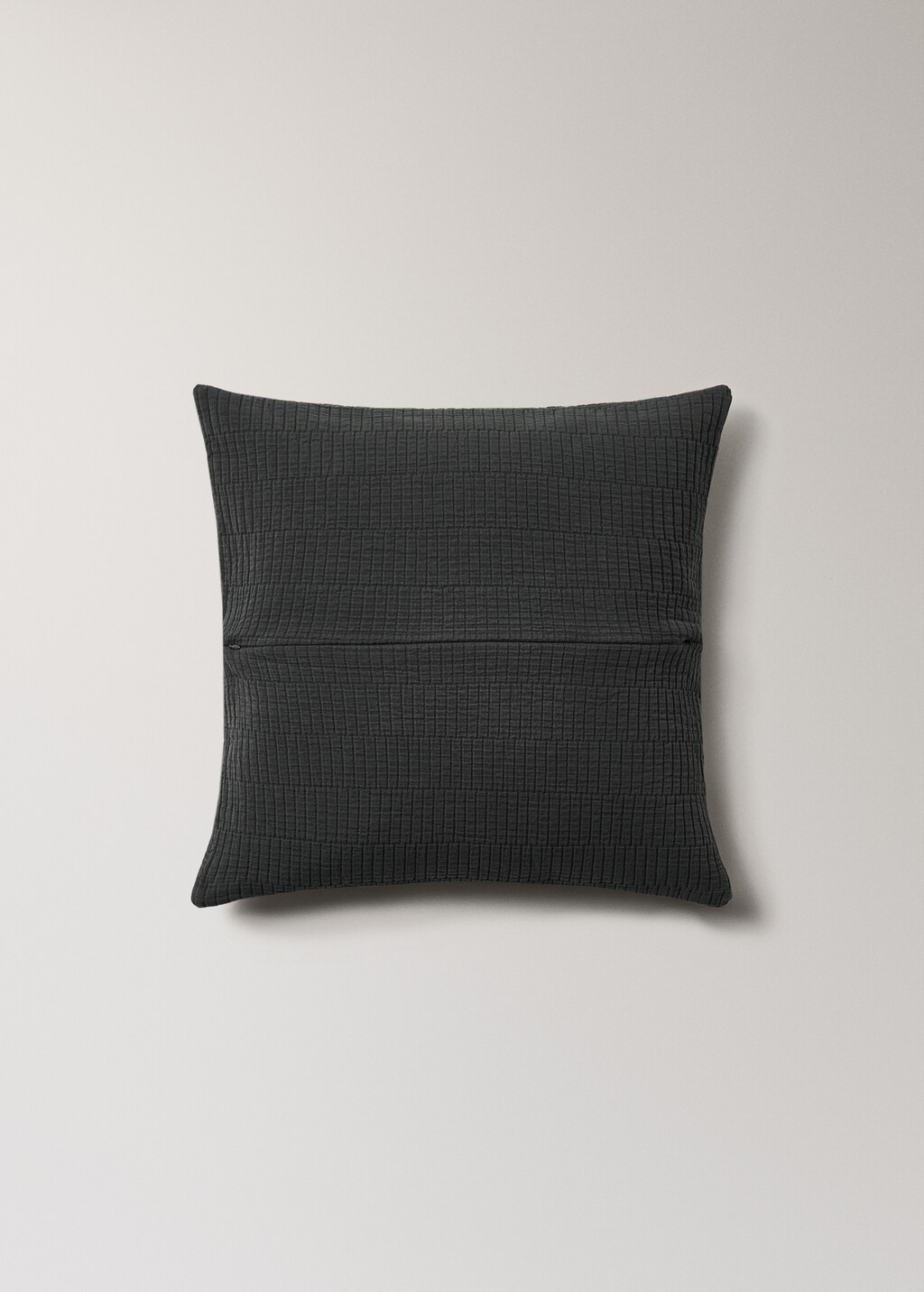 Garment-dyed cushion cover with hem 50x50 cm - Home | MANGO USA