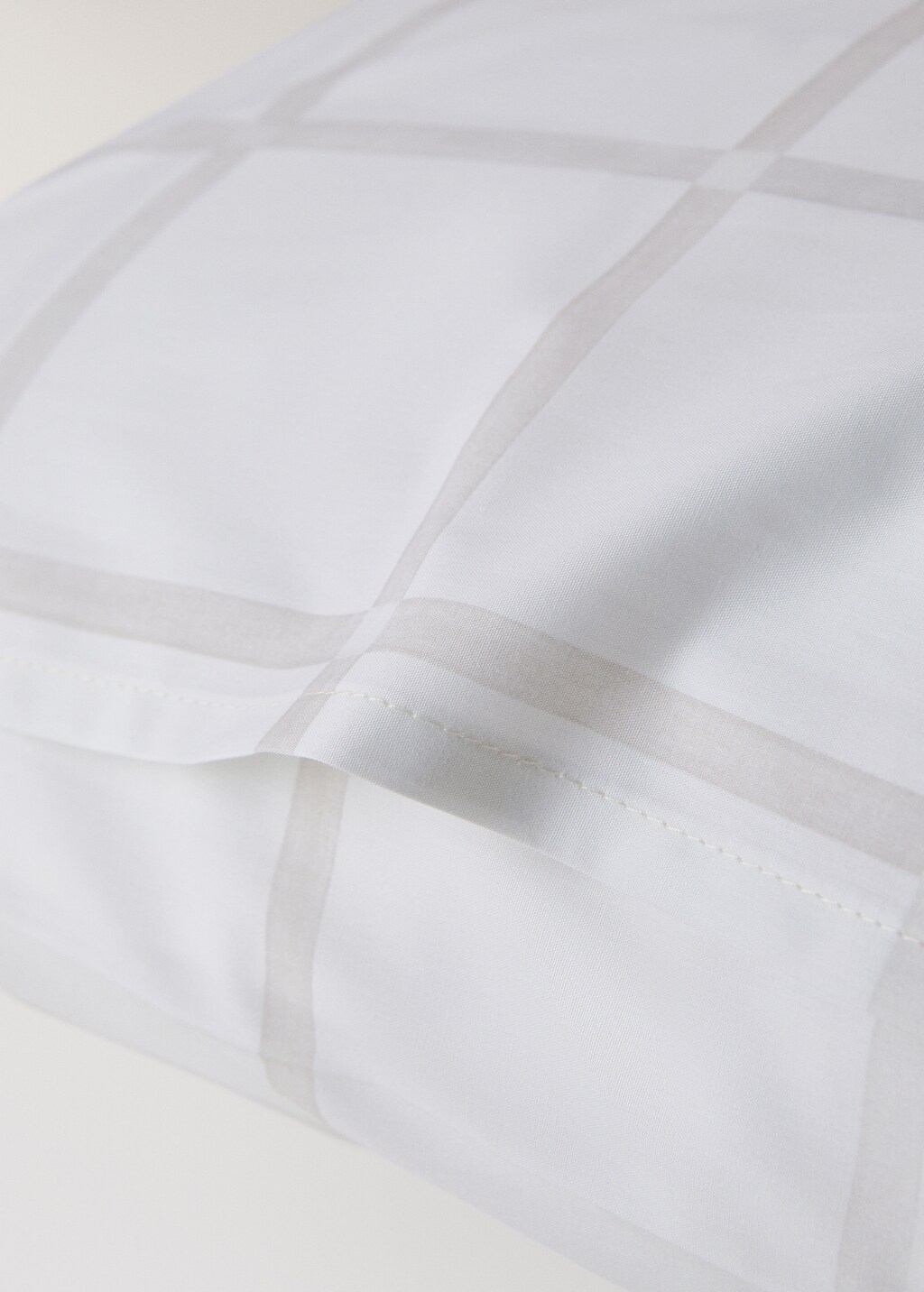 Two 60x60 cm cotton percale pillowcases with plaid print