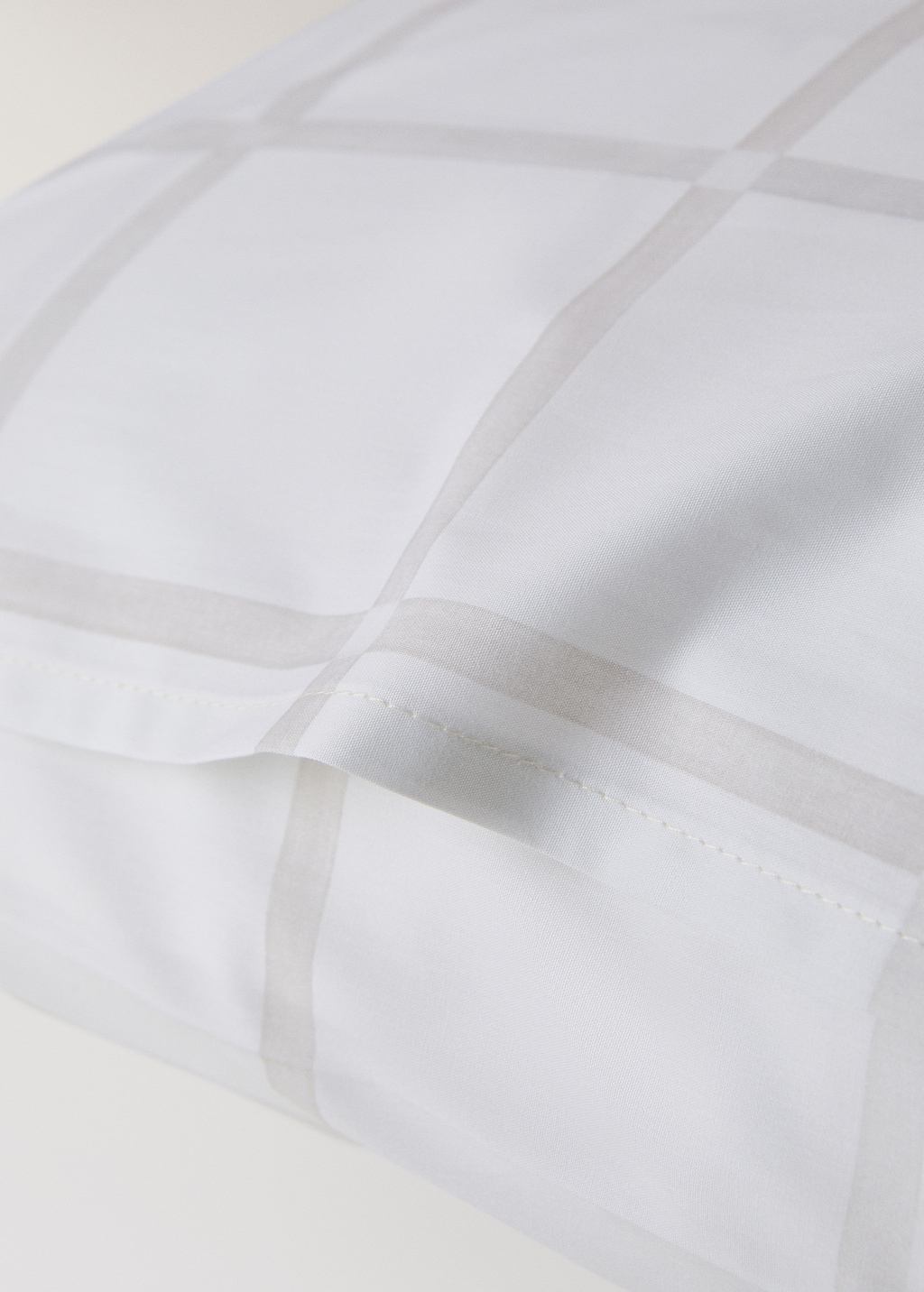 Two 60x60 cm cotton percale pillowcases with plaid print