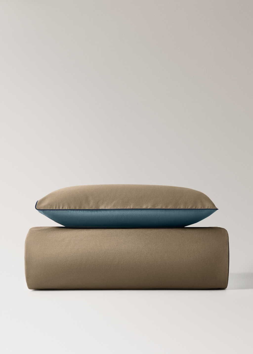 Reversible percale cotton duvet cover with contrasting piping for cot