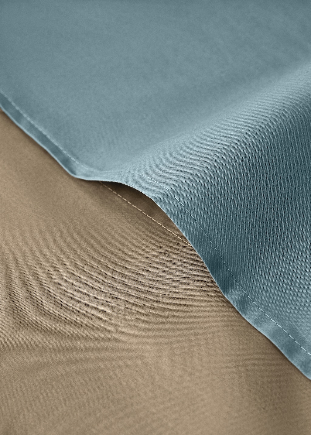 Reversible percale cotton duvet cover with contrasting piping for cot