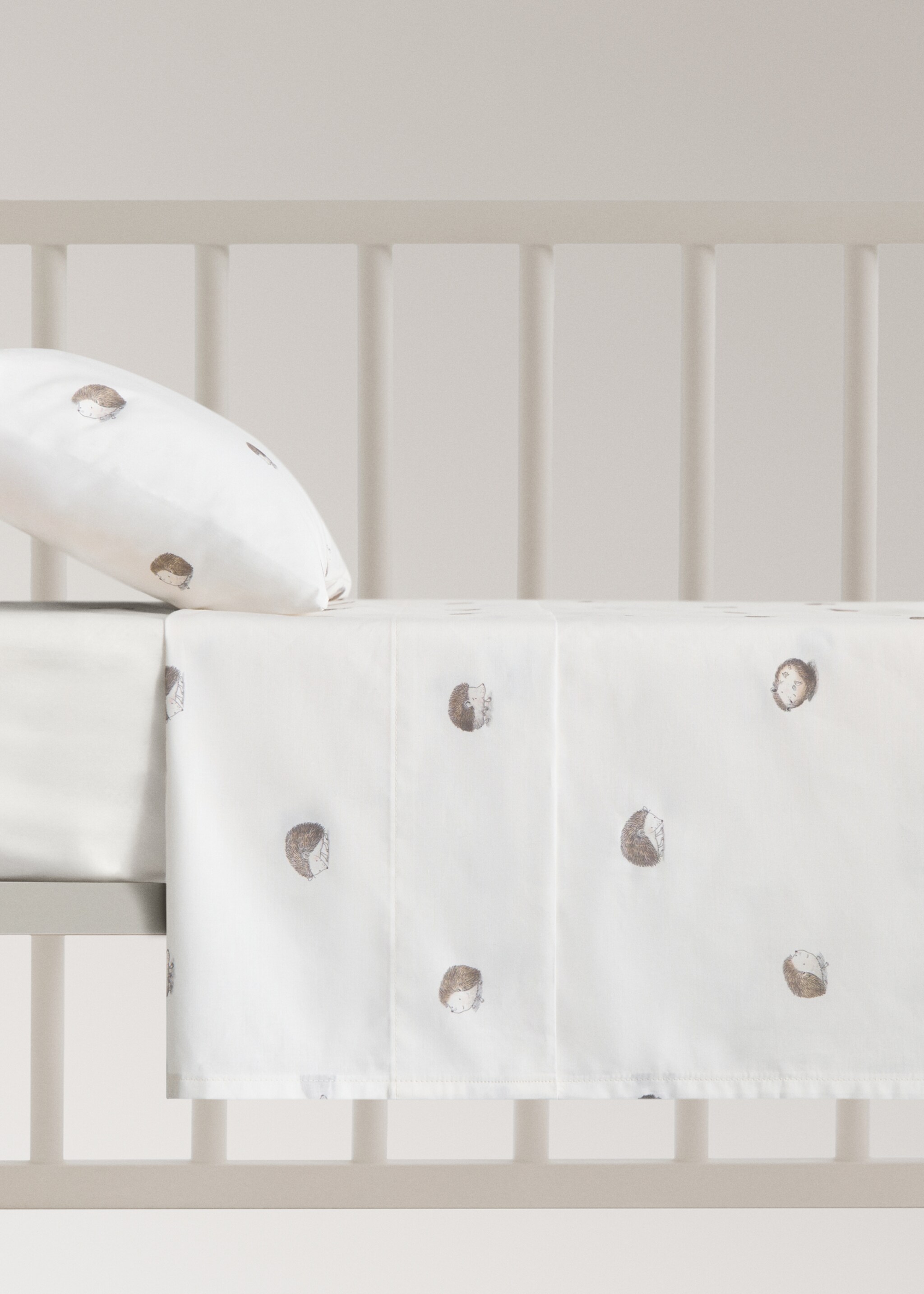 Cotton crib sheet with hedgehog print - Article without model, White. Ref: 17081547-00.