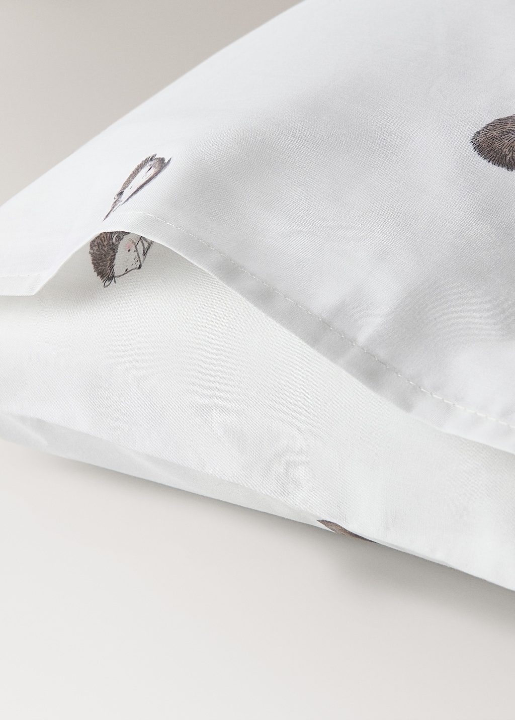 Cotton children's pillowcase with hedgehog print 30x50 cm