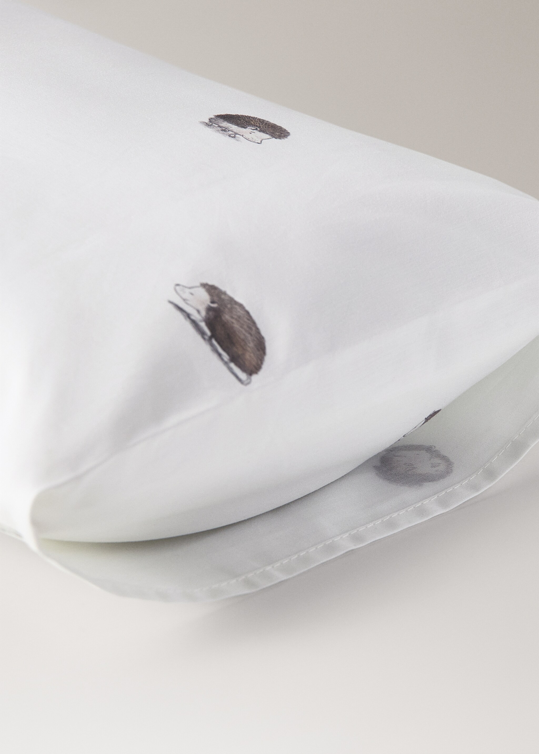 Cotton children's pillowcase with hedgehog print 30x50 cm - Details of the article 2, White. Ref: 17081548-00.
