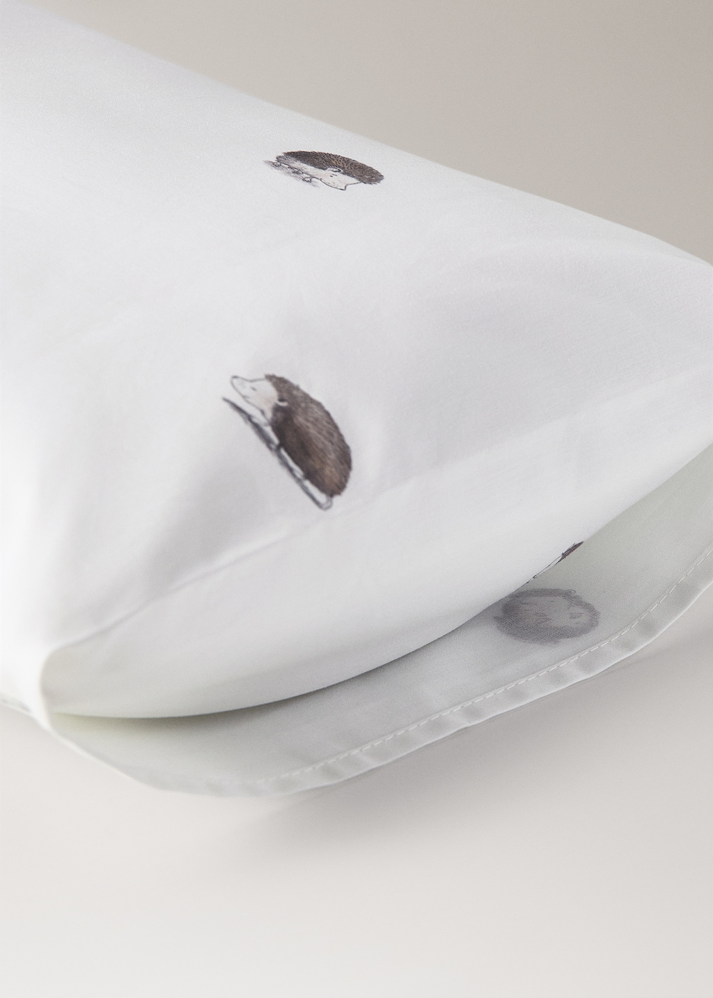 Cotton children's pillowcase with hedgehog print 30x50 cm