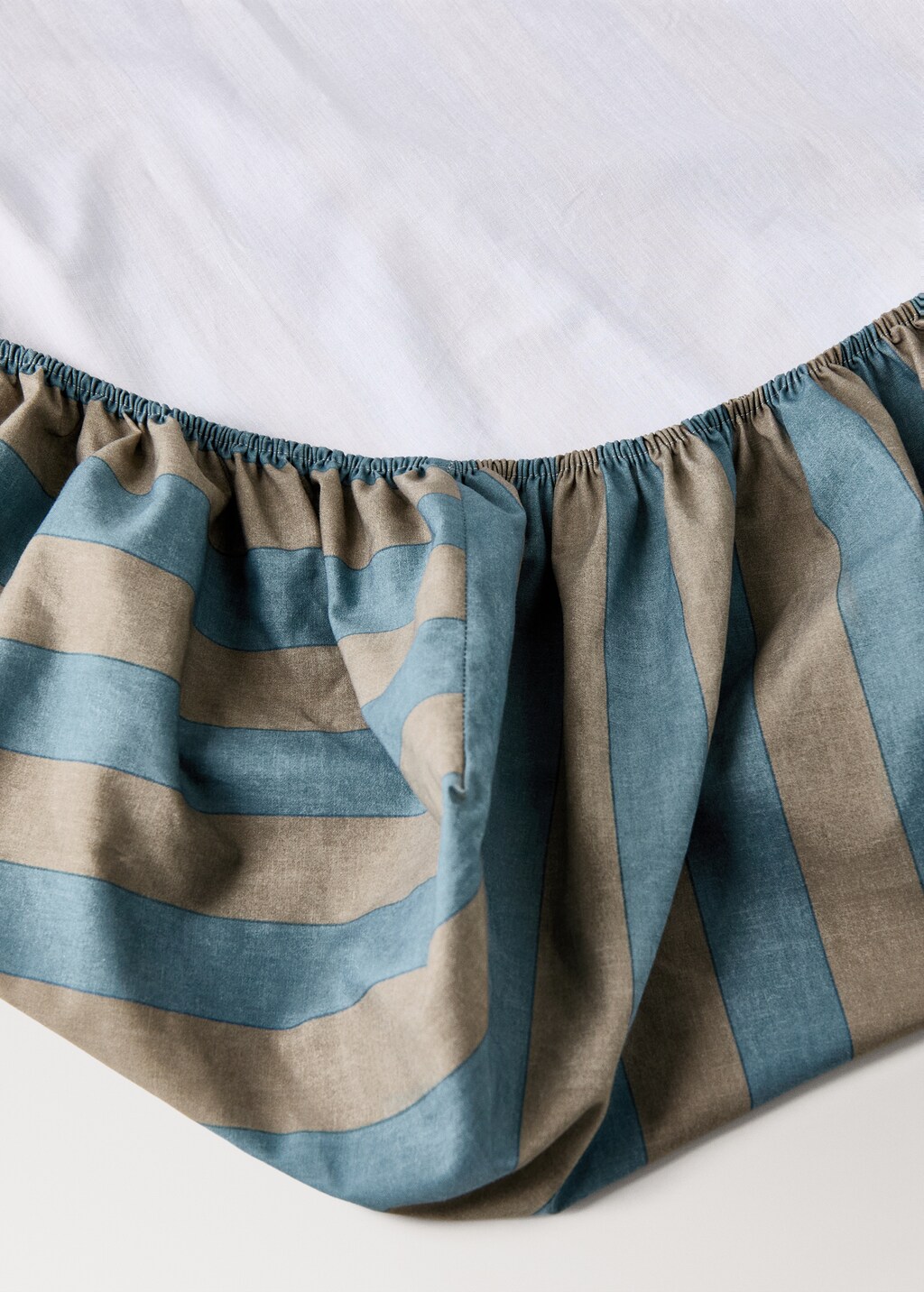 Kodak-striped fitted sheet for cot