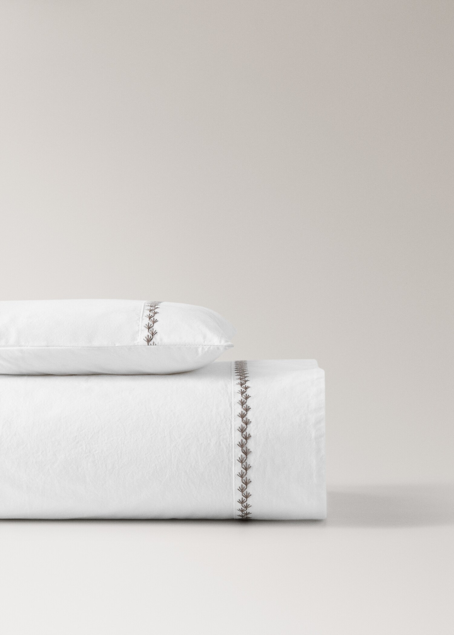 Cot bed sheet and pillow set in 200 thread count cotton percale with embroidered detail - Article without model