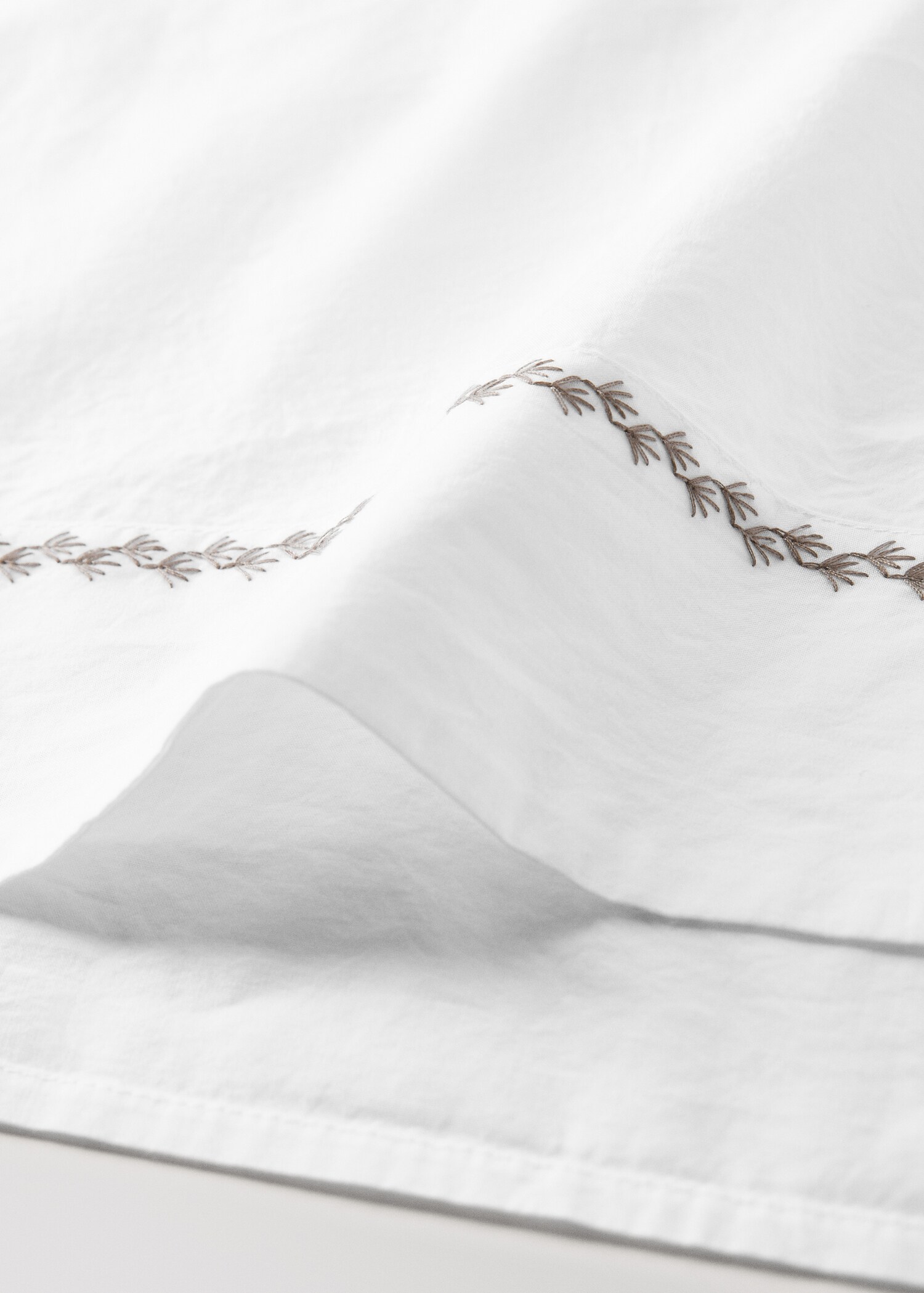 Cot bed sheet and pillow set in 200 thread count cotton percale with embroidered detail - Details of the article 1