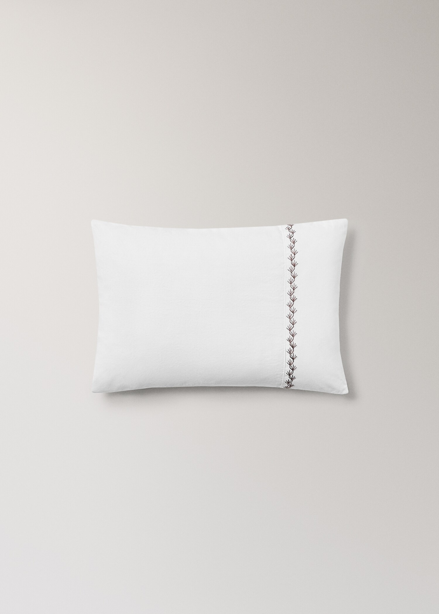 Cot bed sheet and pillow set in 200 thread count cotton percale with embroidered detail - Details of the article 3