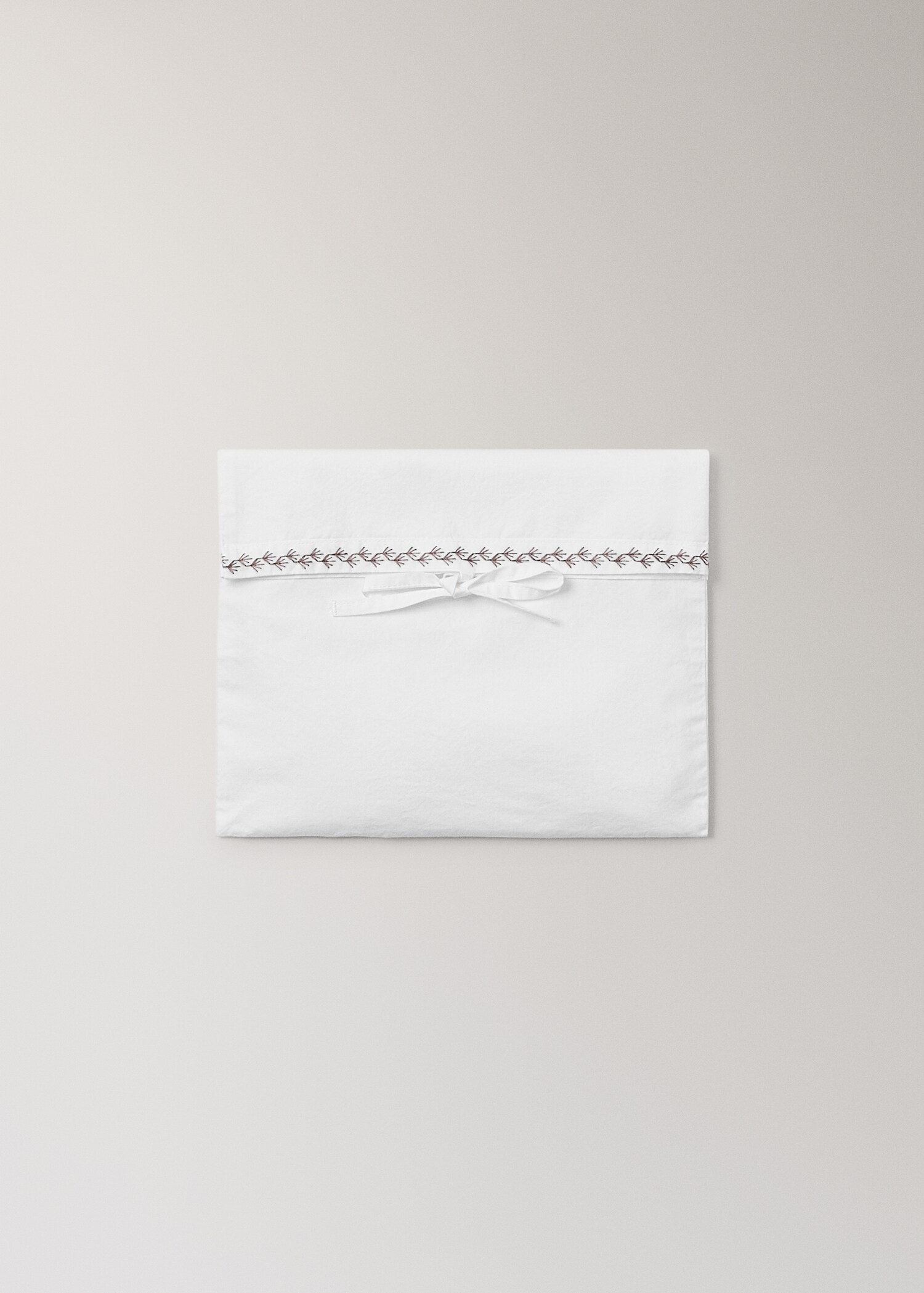 Cot bed sheet and pillow set in 200 thread count cotton percale with embroidered detail - Details of the article 5