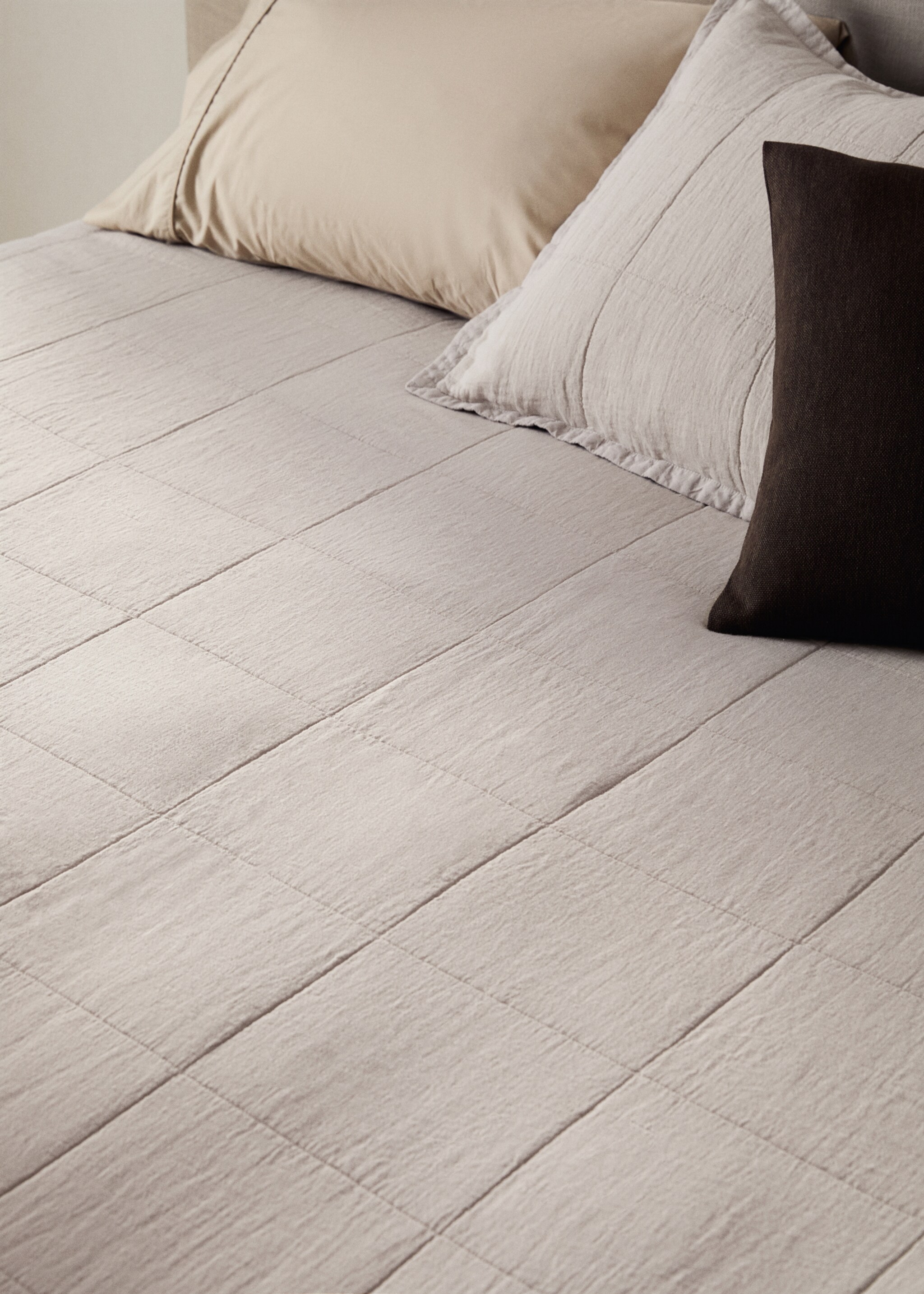 Täcke i tvättat linne med rutig design för 150/160cm säng - Detaljer om artikeln 7, Sand. Ref: 17081557-00.