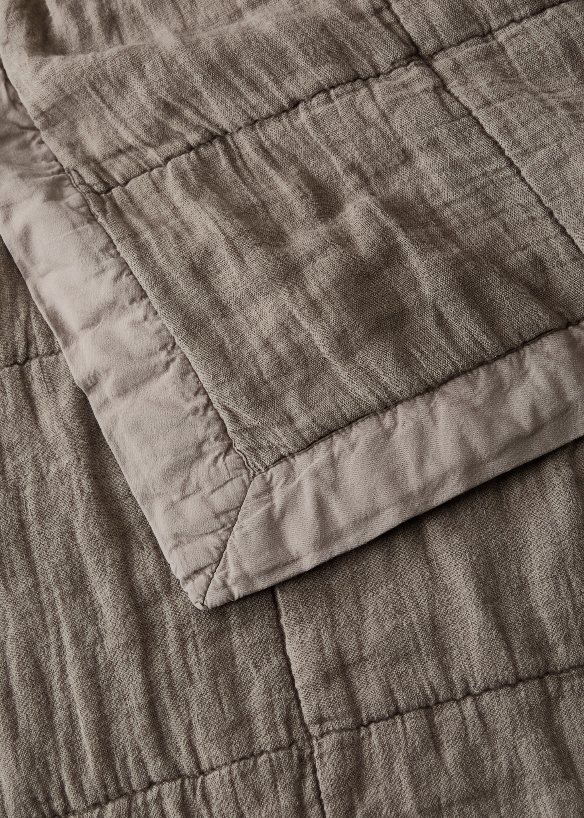 Large washed linen quilt King bed - Details of the article 1