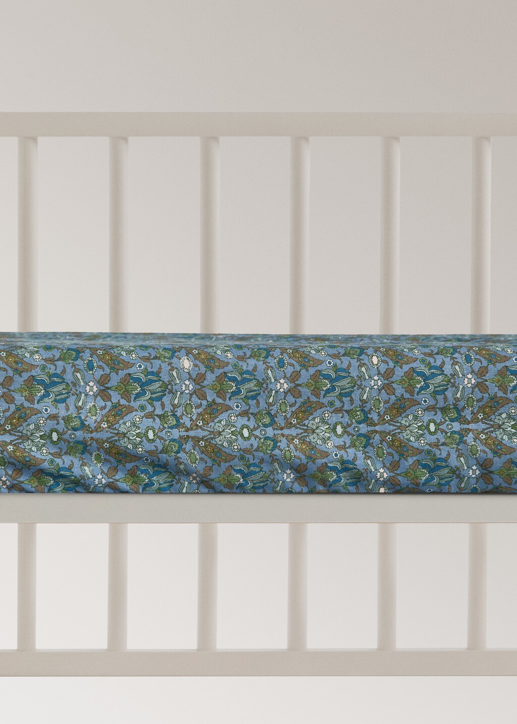 Percale cotton fitted sheet with small floral print for crib