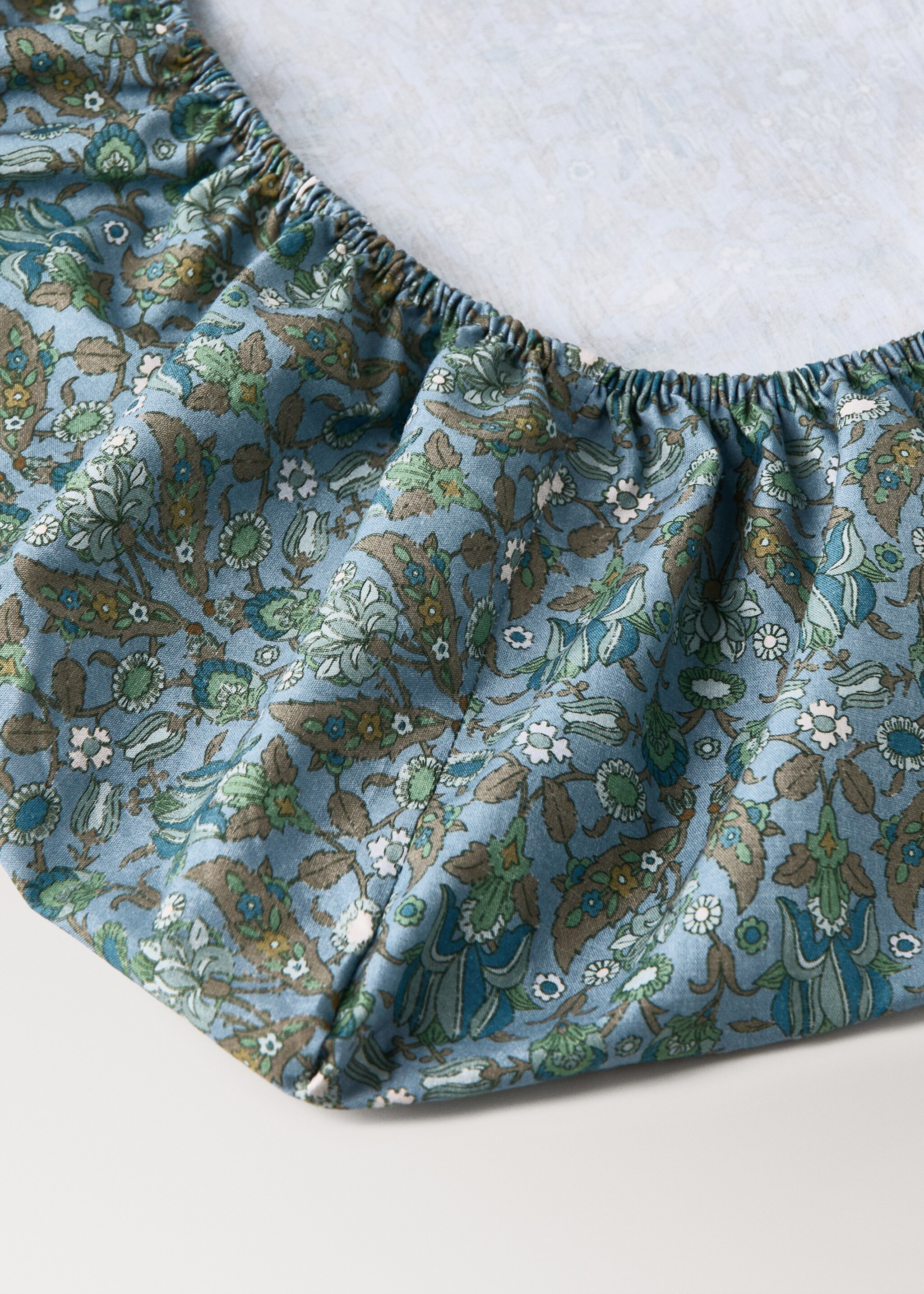 Cotton percale crib fitted sheet with small floral print - Details of the article 1, Blue. Ref: 17081560-00.