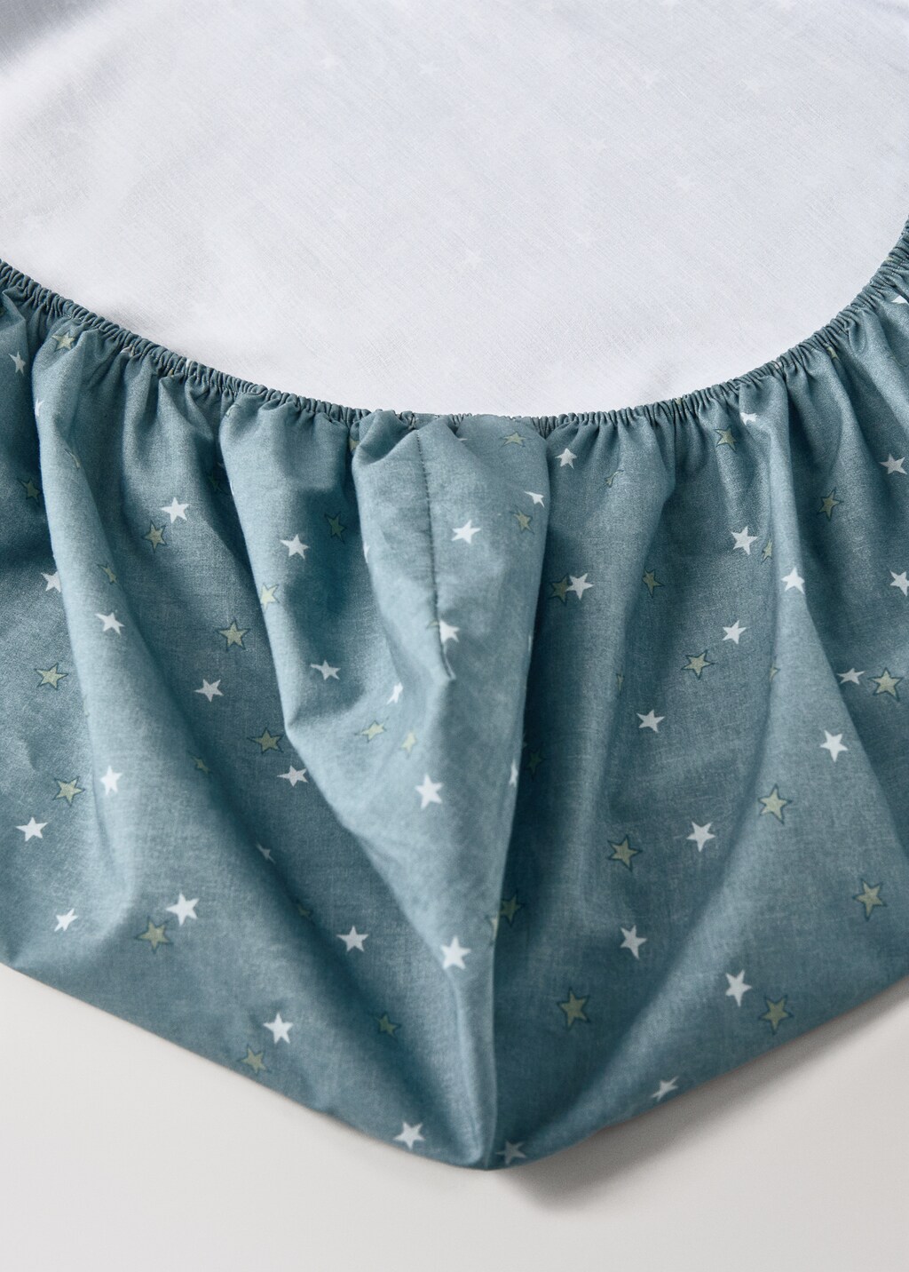 Percale cotton fitted sheet with star print for cot
