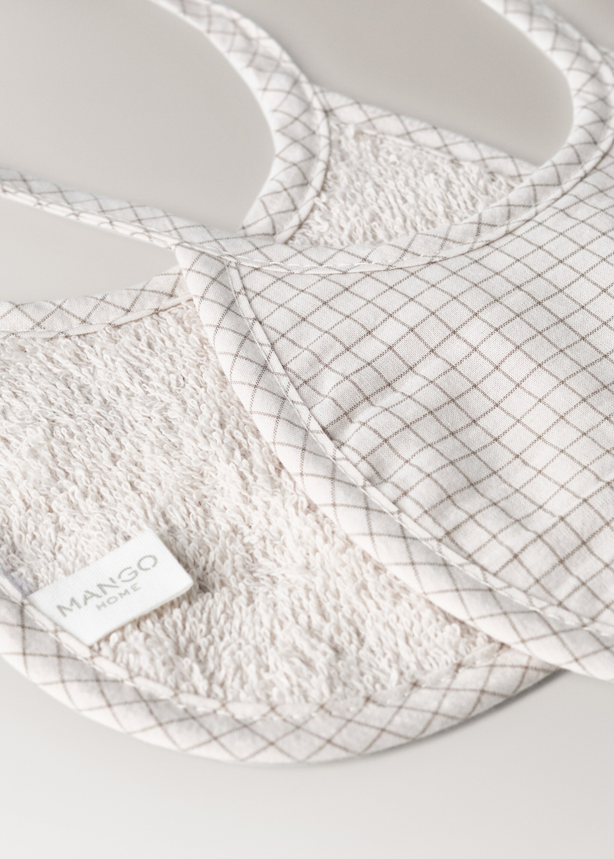 Lätzchen im Karodesign - Detail des Artikels 1, Mittelbraun. Ref: 17081572-00.