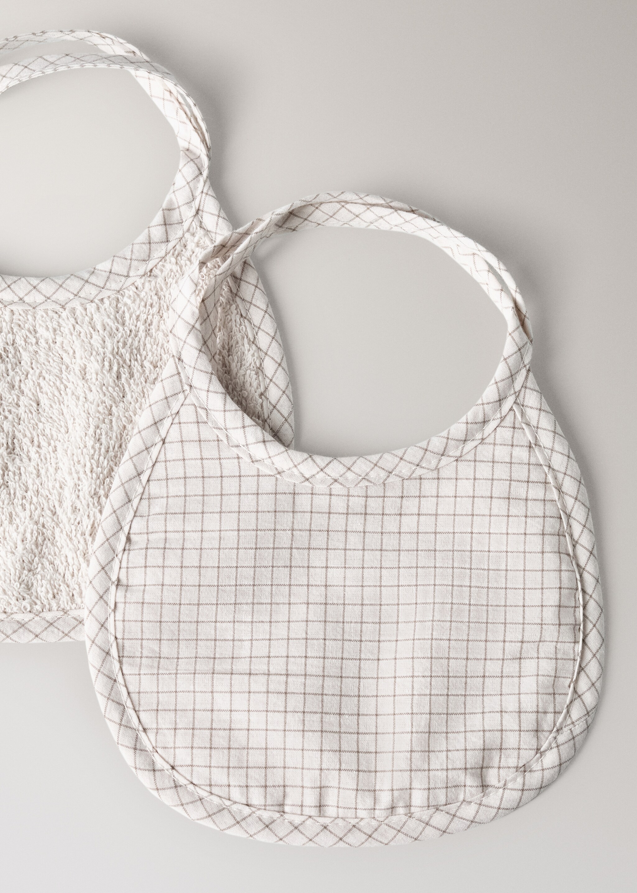 Lätzchen im Karodesign - Detail des Artikels 2, Mittelbraun. Ref: 17081572-00.