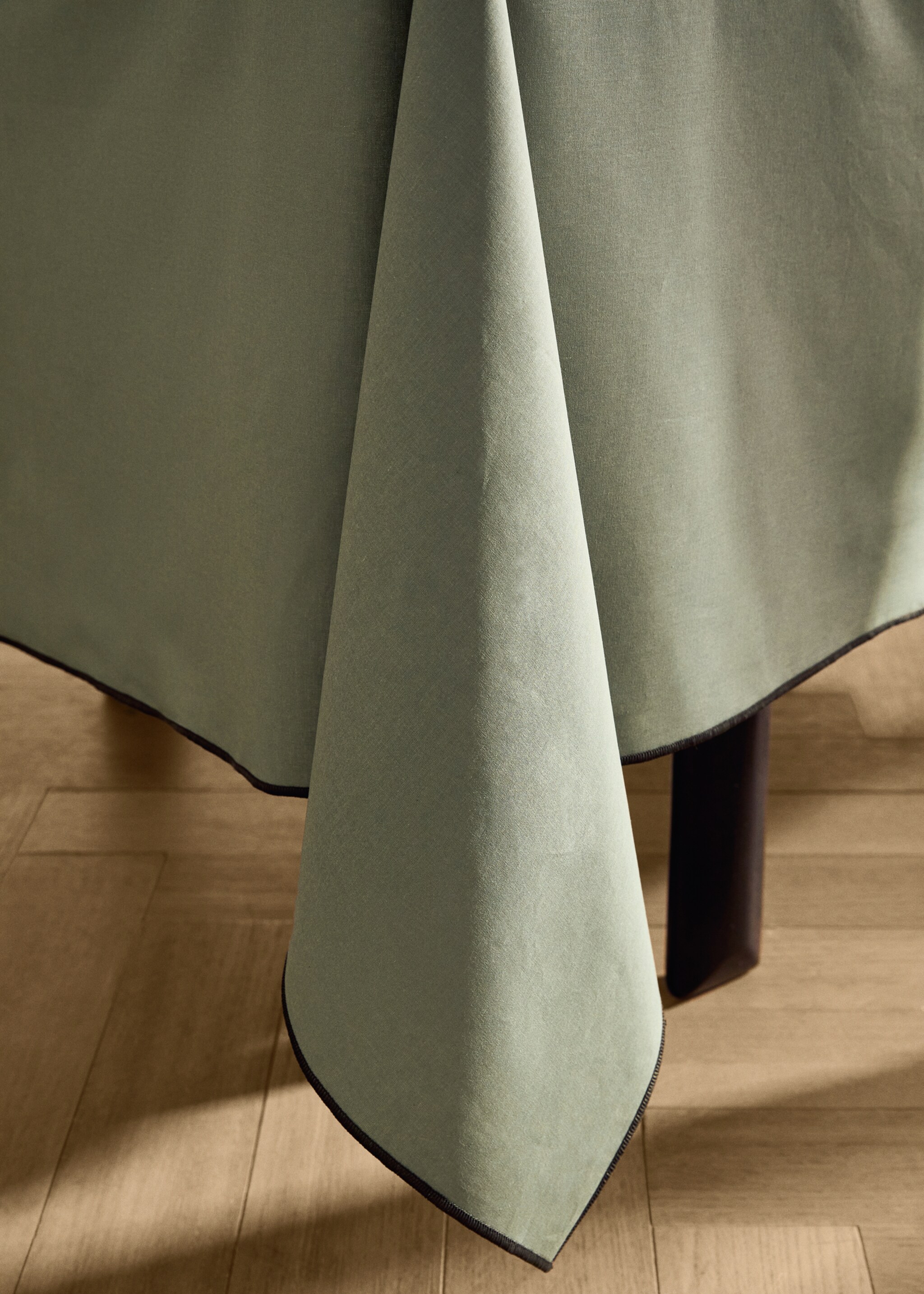 Resin-coated cotton tablecloth with overlock for 2 to 4 diners - Details of the article 7, Medium Green. Ref: 17081584-00.