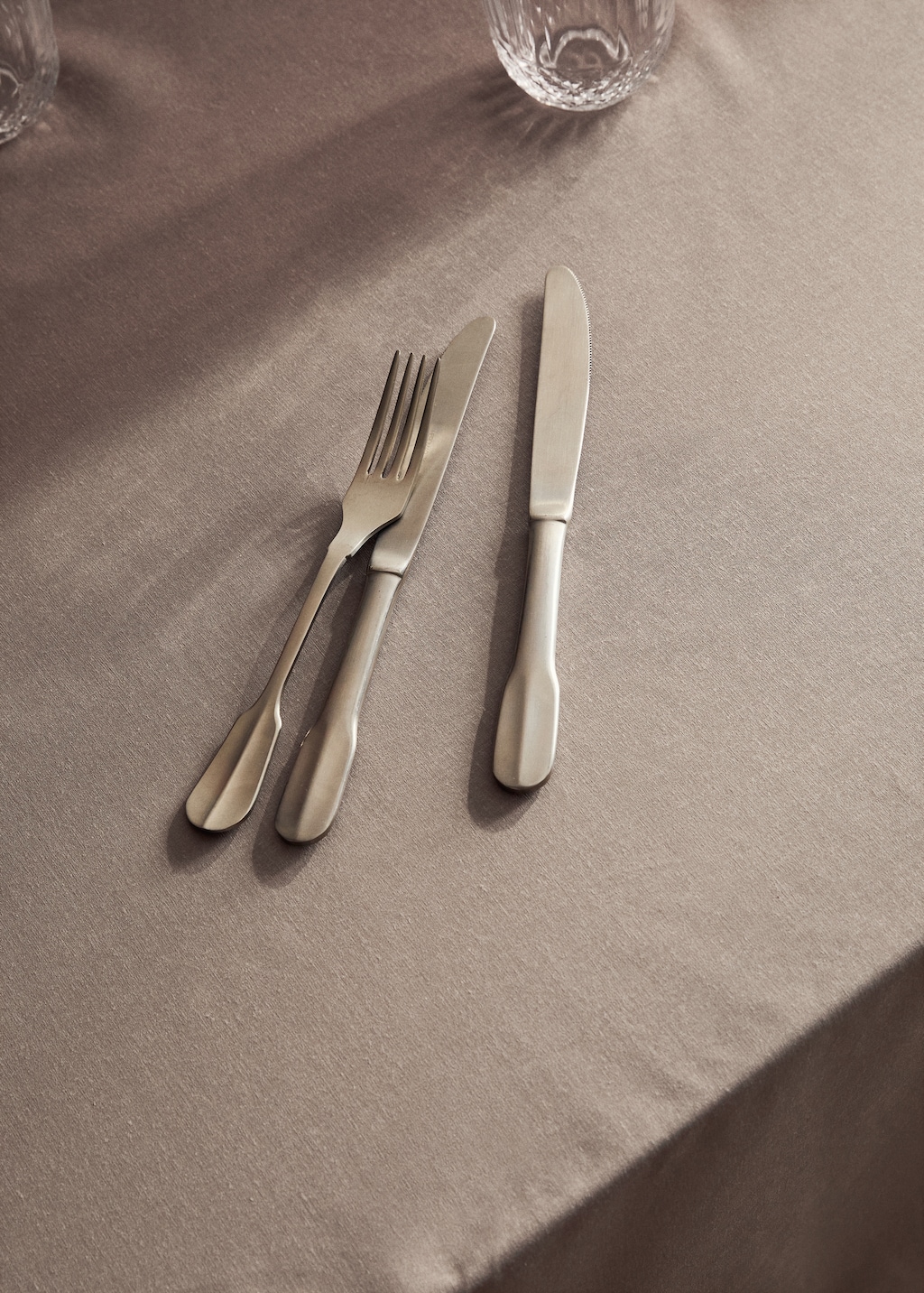 Resin-coated cotton tablecloth with overlock for 2 to 4 diners