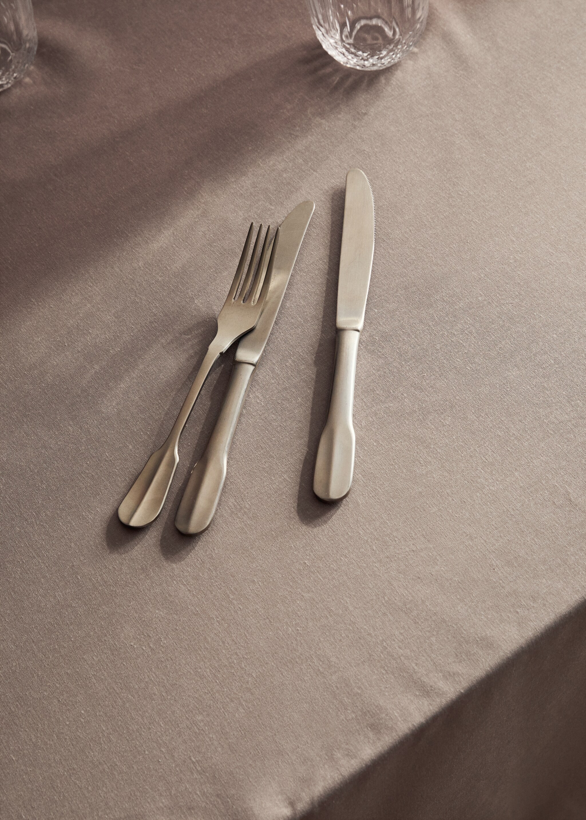 Resin-coated cotton tablecloth with overlock for 2 to 4 diners - Details of the article 8, Light/Pastel Brown. Ref: 17081584-00.