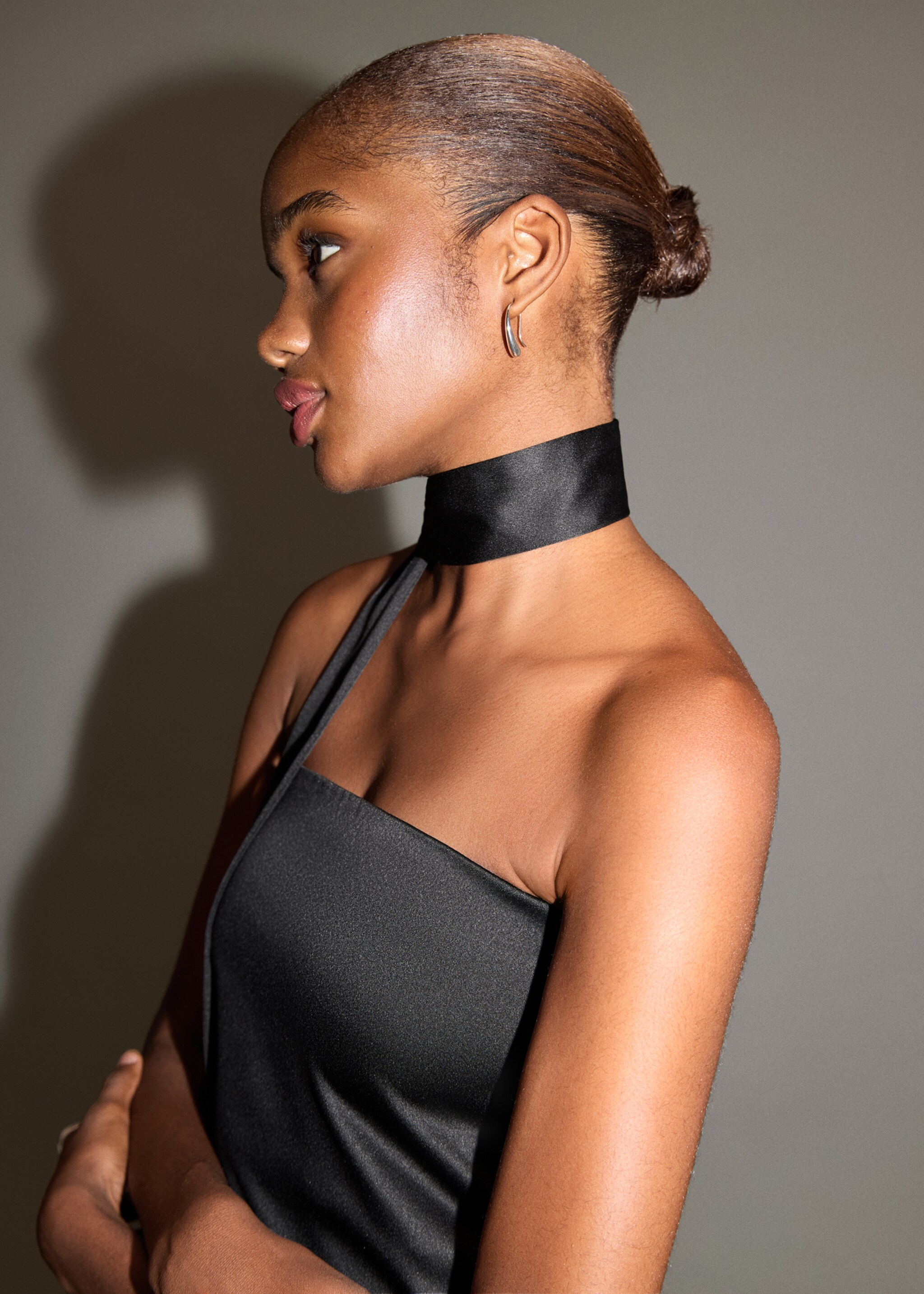Midi-dress with waist tie - Details of the article 1, Black. Ref: 17081587-00.